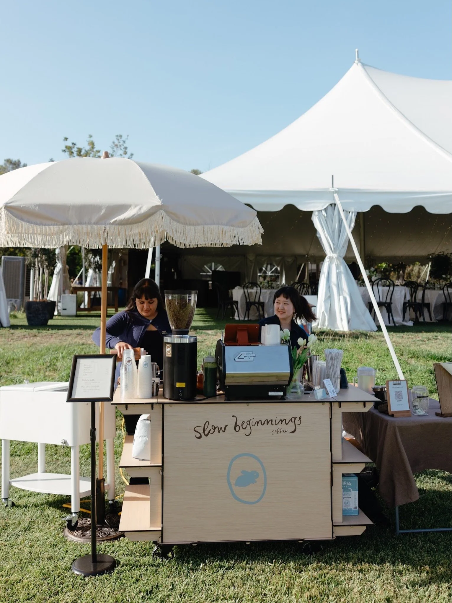 coffee at v+v&rsquo;s wedding ✨🤍 

Photographer: @bridgetrburnett
Venue: @trademarkvenues
Florals: @_mdlevents_
Content Creator: @cadensocials
DJ: @azure.fm / @secondsong_official
Velvet Jazz Trio: @weareblitznation
Coffee Cart: @slowbeginningscoffe