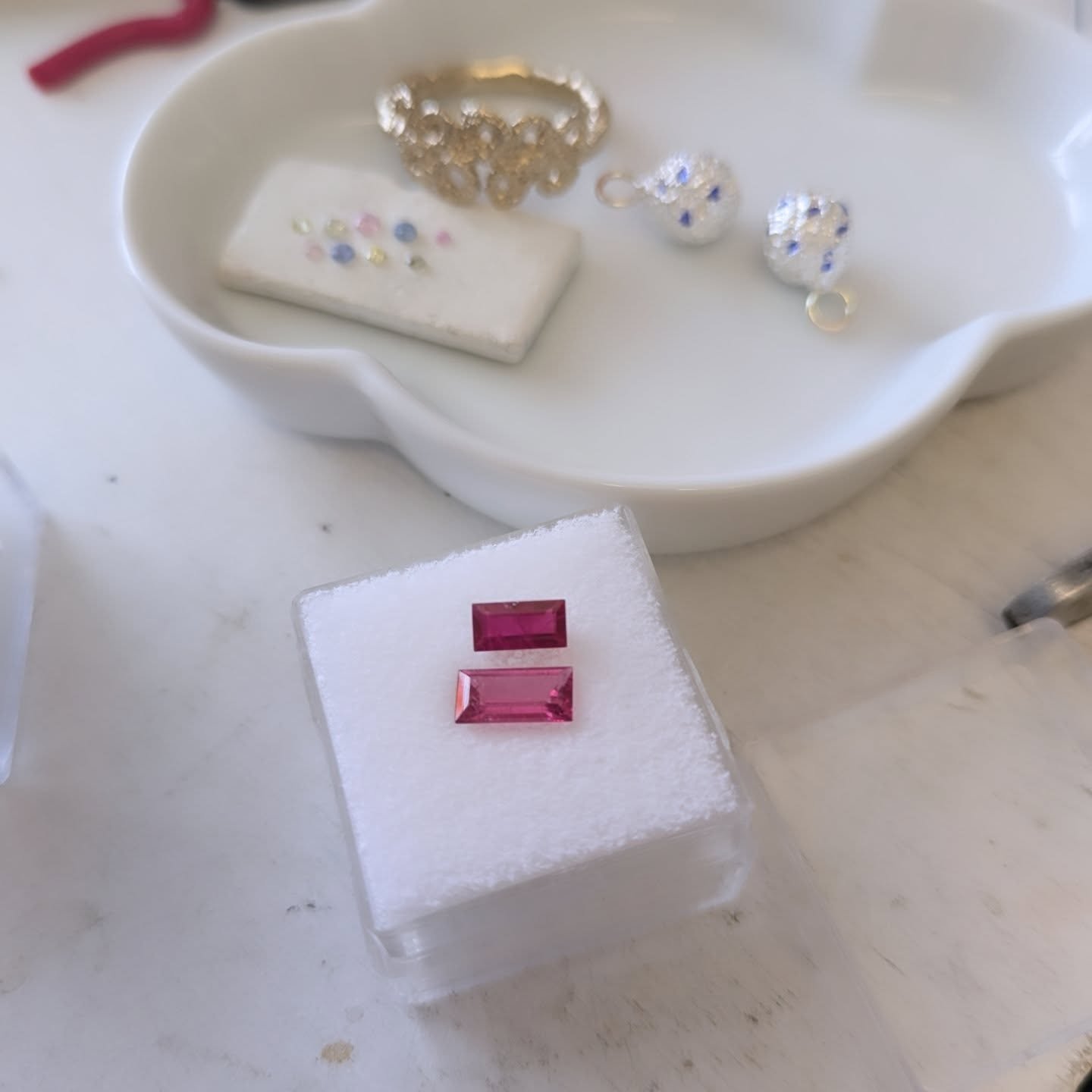 This week I'm working on a mix of custom orders and new pieces... This baguette Ruby and Pink Tourmaline combo arrived today ❤️💕, 3d printing templates to stitch over, trying layouts for colourful sapphires in a Ripple Ring, Salt and Pepper Diamonds