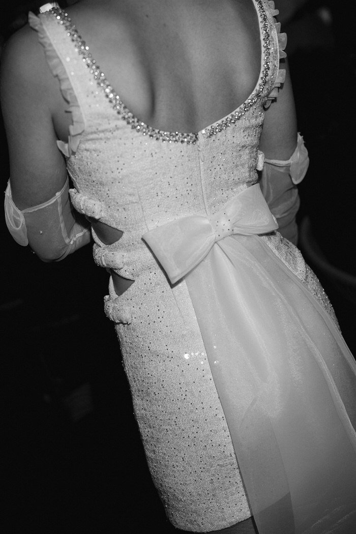 lake-como-wedding-planning-planner-expert-brides-dress-bow-black-and-white-stylish-luxury