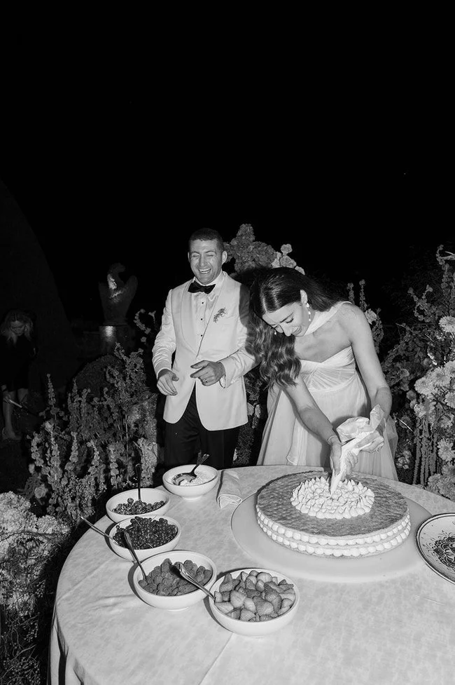 my-lake-como-wedding-italy-planner-bride-groom-cutting-cake-celebration-reception