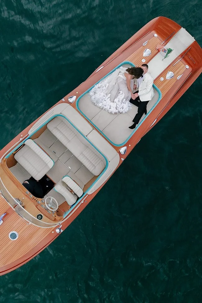 my-lake-como-wedding-italy-planner-boat-ride-hire-service-bride-groom-romantic-kissing