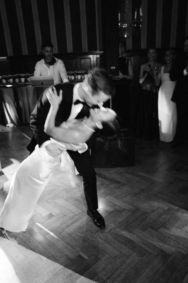 my-lake-como-wedding-planning-planner-expert-italy-bride-groom-married-dancing-reception-dancefloor-romantic-kissing