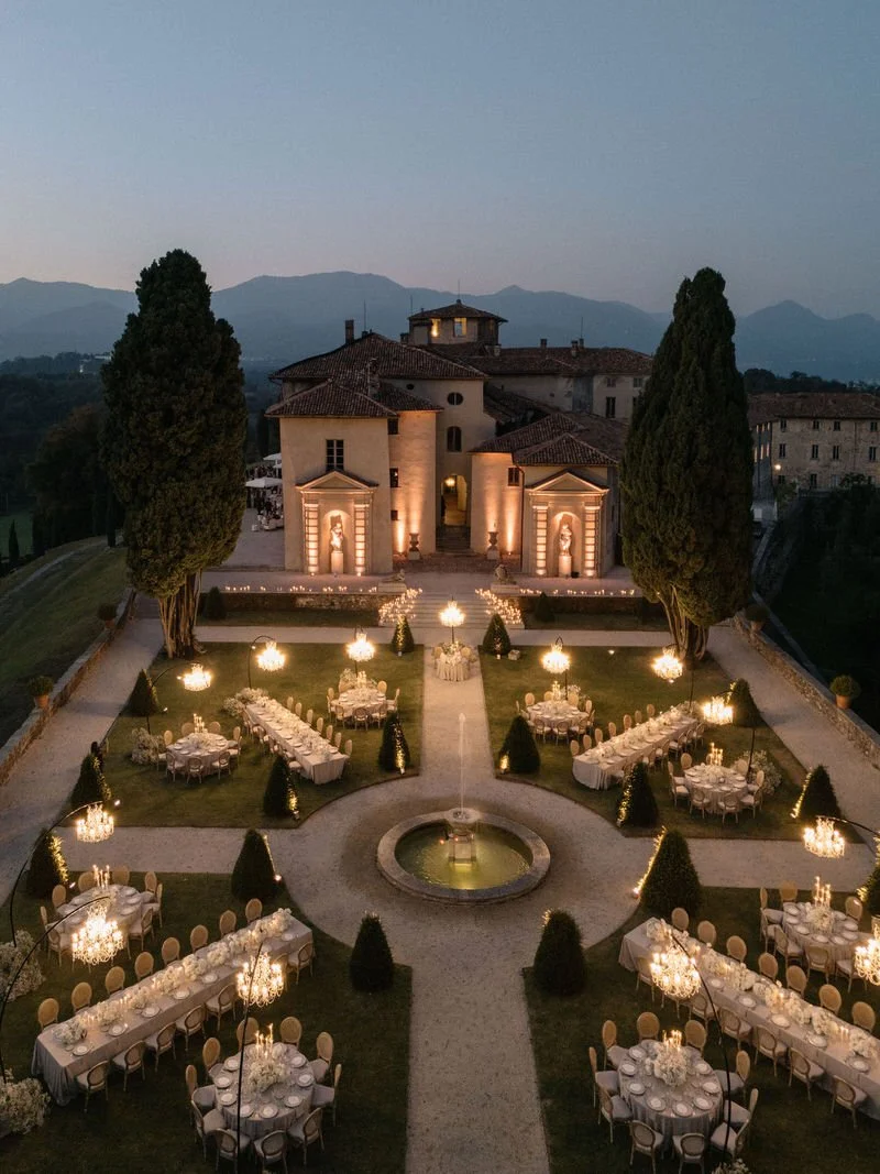castello-durini-my-lake-como-wedding-planner-italy-seating-plan-aisle-design-lighting-luxury-evening-reception