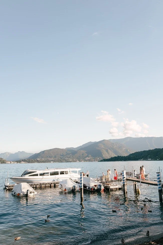 my-lake-como-wedding-italy-boat-ride-guests-arriving-welcome-event-planning