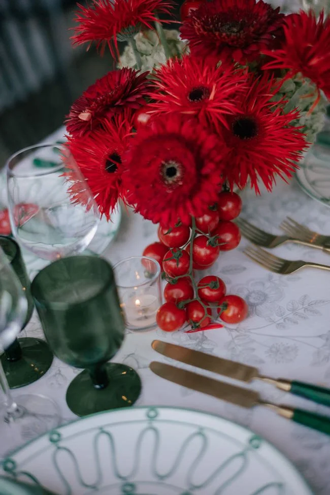 my-lake-como-wedding-italy-dinner-rehearsal-planning-table-design-concept-red-flowers