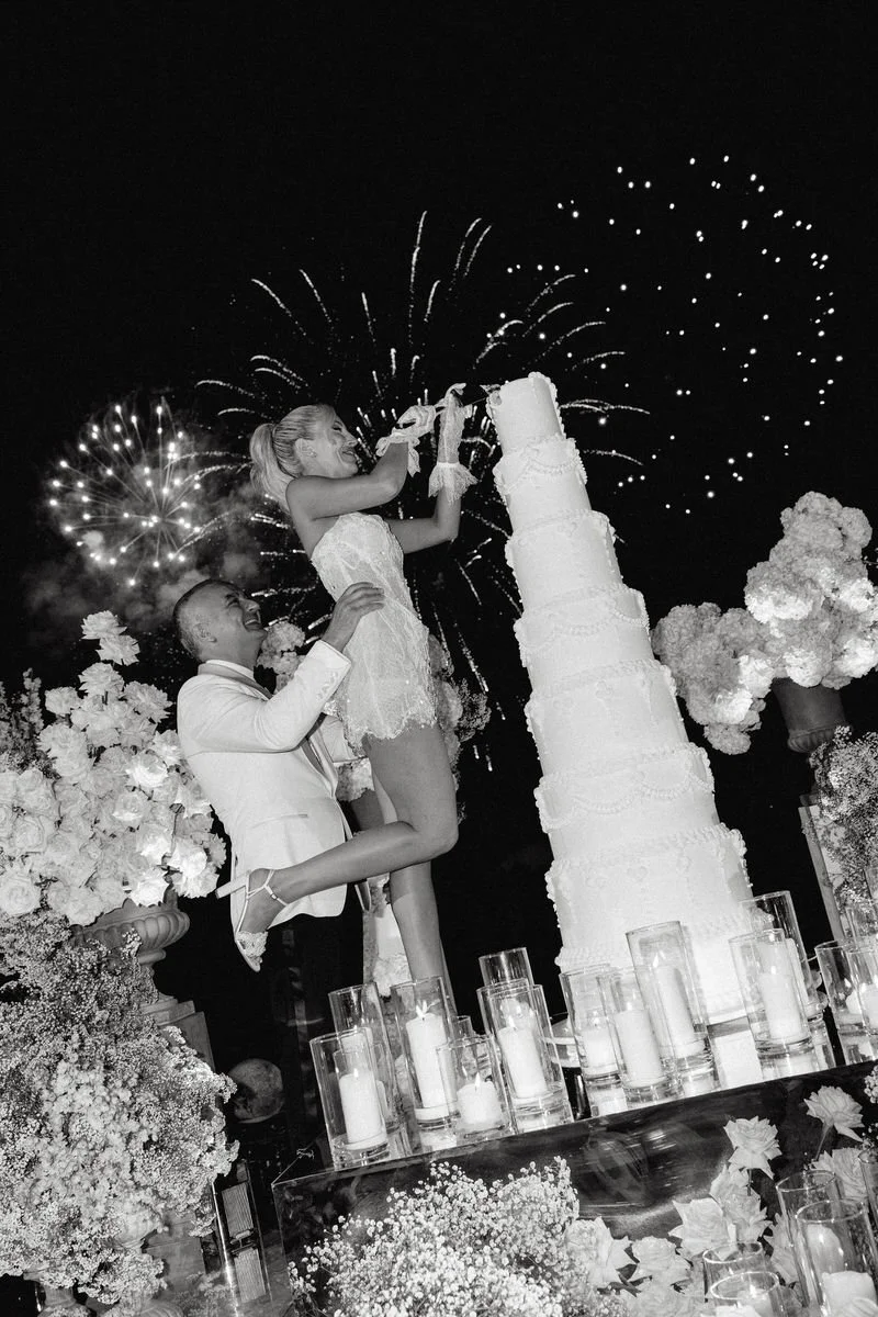 castello-durini-my-lake-como-wedding-planner-italy-bride-groom-cutting-cake-celebration-fireworks