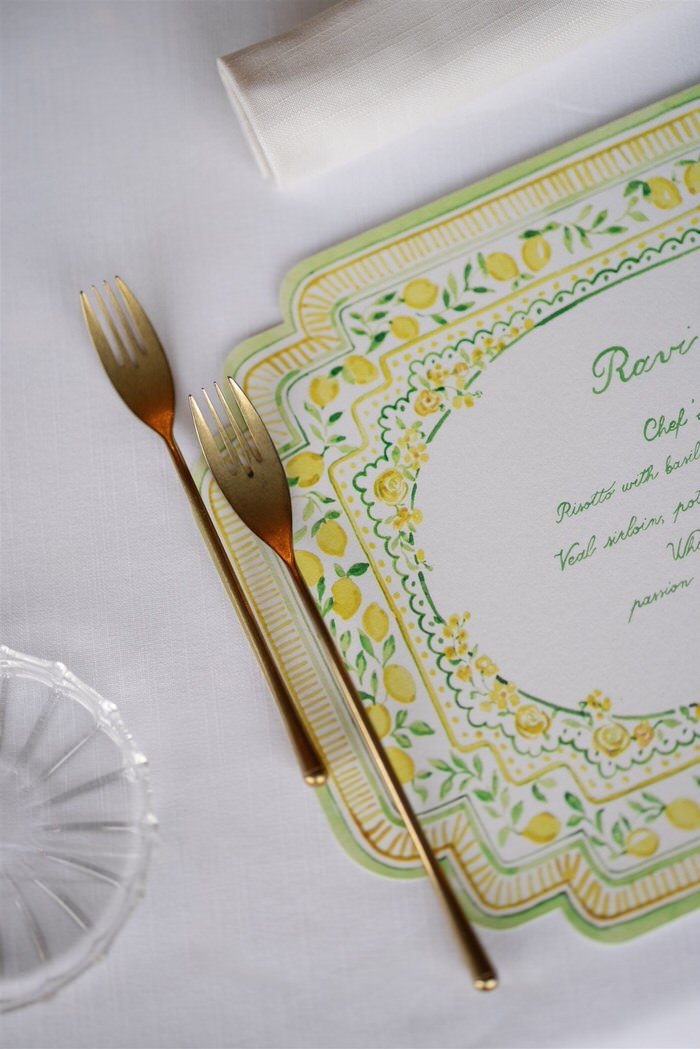 lake-como-wedding-welcome-dinner-table-setting-design-planning-event-concept-pears-white-yellow