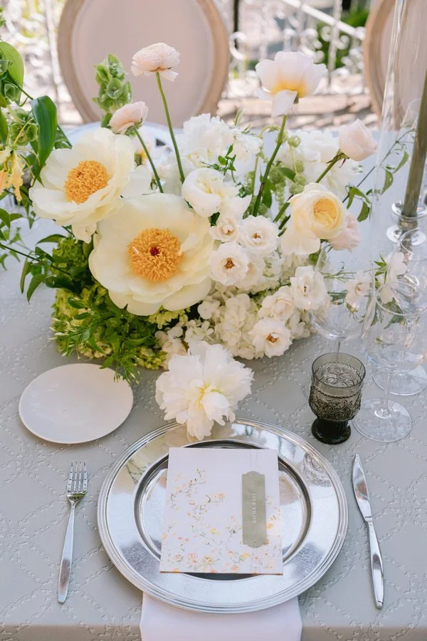 my-lake-como-wedding-planning-planner-expert-italy-table-setting-bespoke-design-service-placeholder-ideas-white-flowers-florals