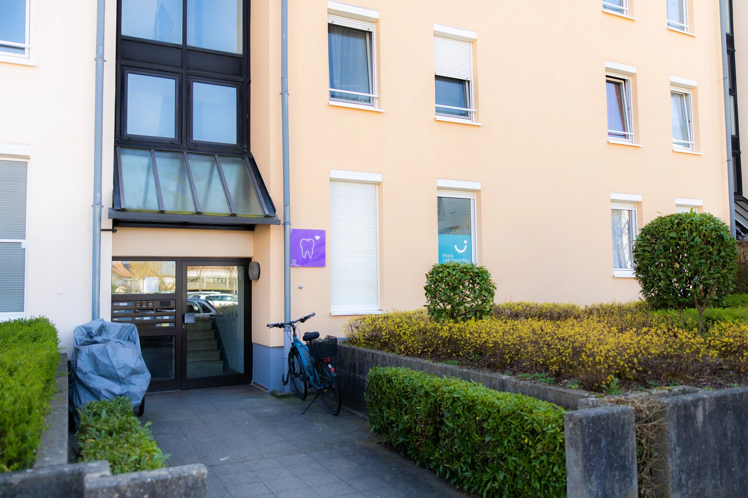 Zahnaerztinnen-Karlsruhe-Lieblingszahn-Eingang-Praxis.jpg