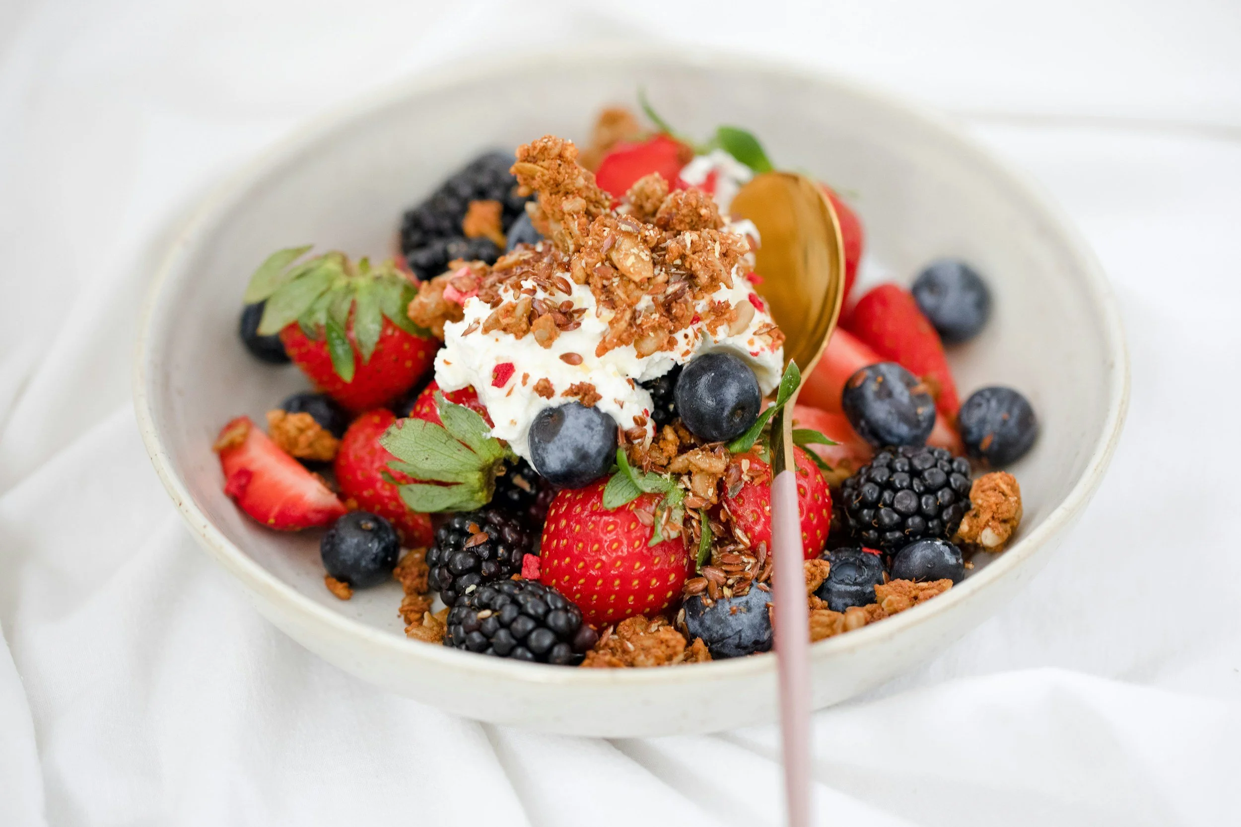 Nutritious fruits with yoghurt