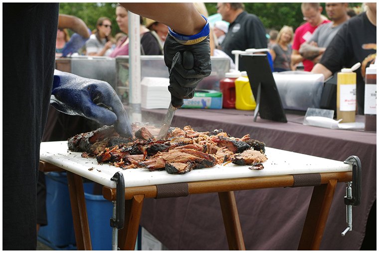 chef-cutting-barbecue-ribs-at-glampiung-event.jpg