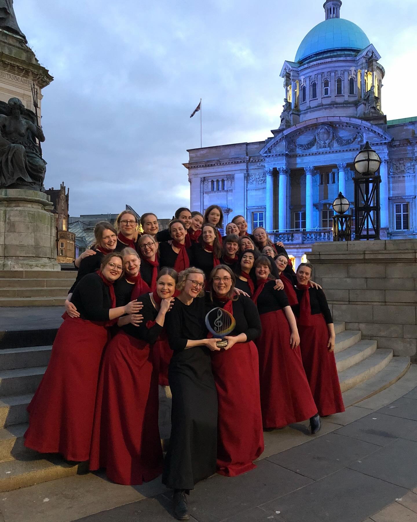 Dag 3 i Hull &ndash; VI VANN! 🎉🏆

Ig&aring;r var det m&aring;ndag och dags f&ouml;r v&aring;r sista t&auml;vling. Vi inledde dagen traditionsenligt med att sjunga upp utanf&ouml;r parkeringsgaraget. Sedan var det dags att testa akustiken i t&auml;v