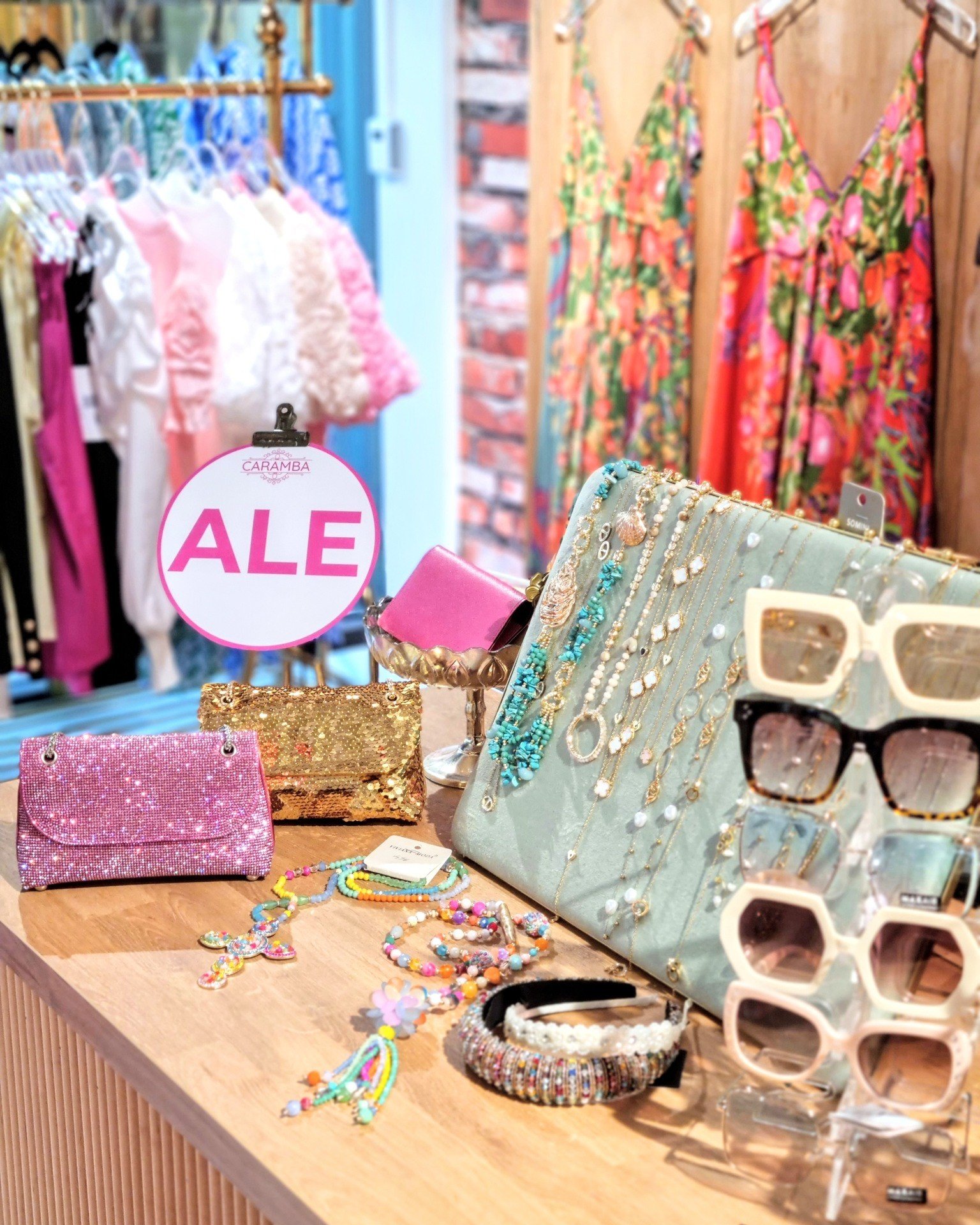 🌸 KAIKKI V&Auml;HINT&Auml;&Auml;N -20% A L E 🌸
Carambasta l&ouml;yd&auml;t nyt edullisesti ihania erilaisia, kauniita ja tyylikk&auml;it&auml; naistenvaatteita ja asusteita🩷

Meilt&auml; l&ouml;yd&auml;t aivan ihania asusteita tyylisi viimeistelyy