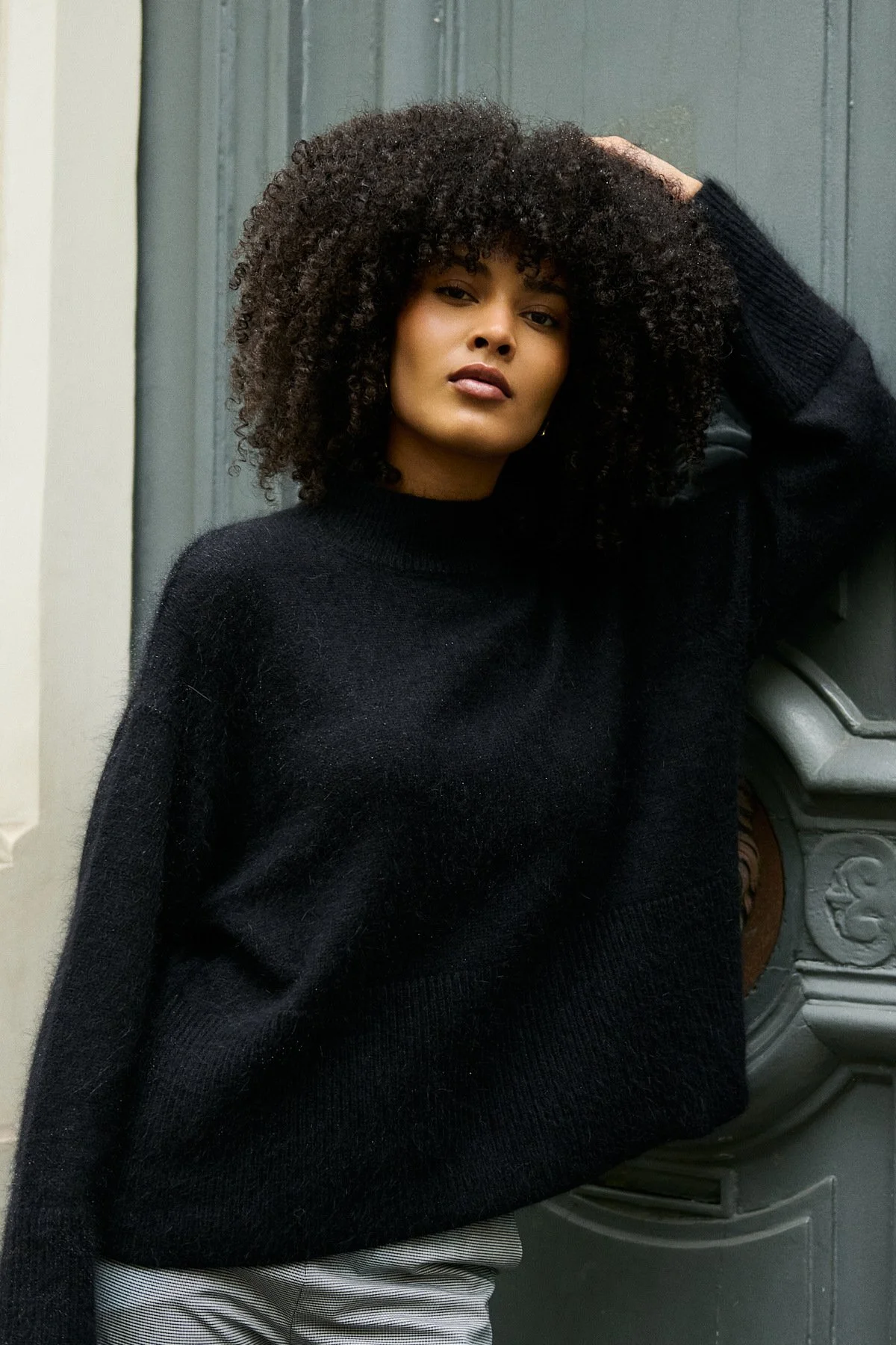pull-en-angora-col-montant_noir_68dbde0b066fc.jpg