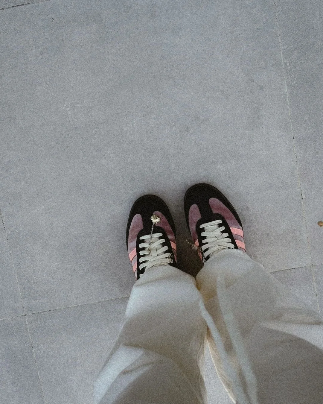 How to style our charms in the bikini off-season: Sneakers! 
Styled by @baskinchamp ✨