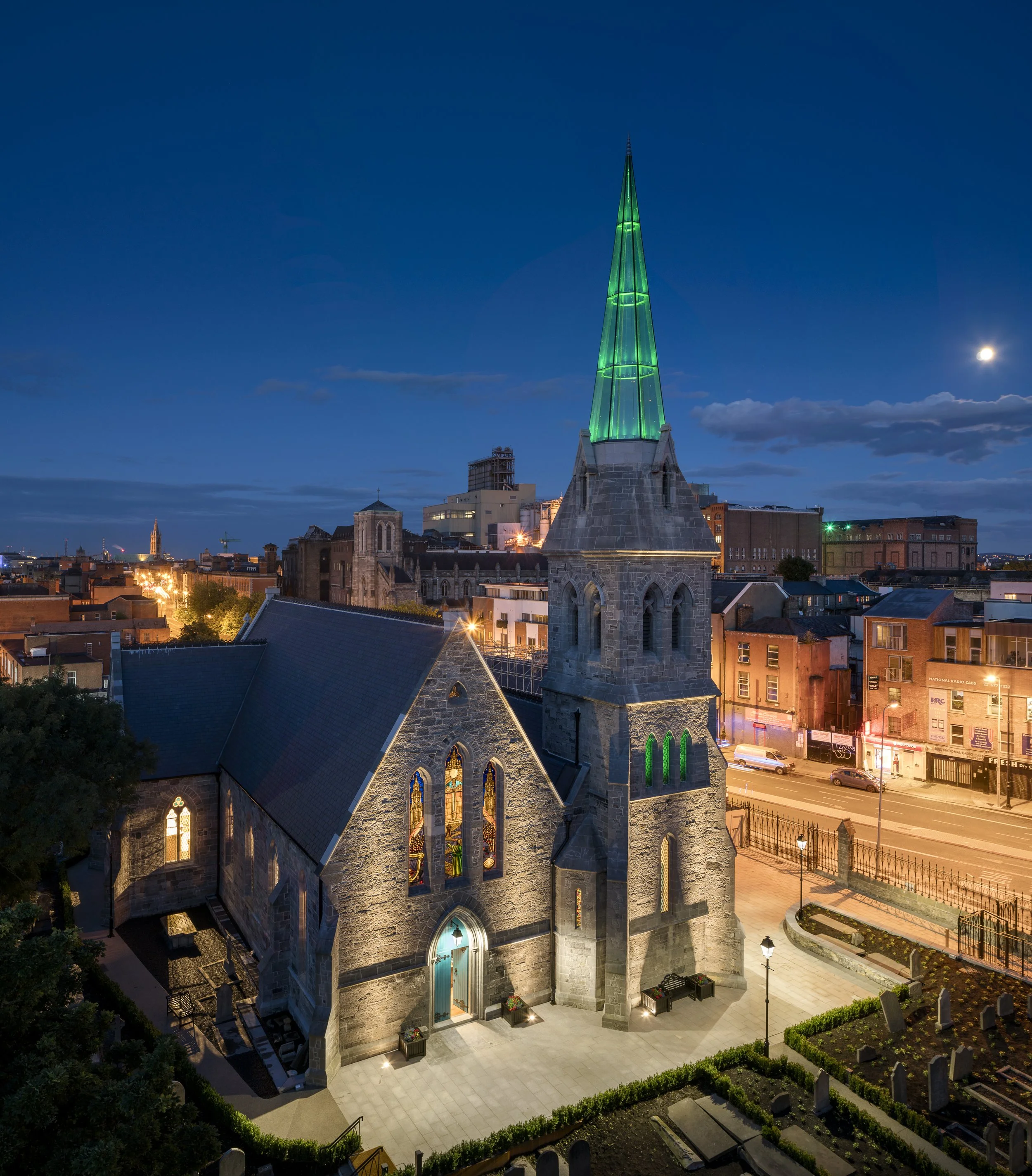 Pearse Lyons Distillery illuminata per St. Patrick's day