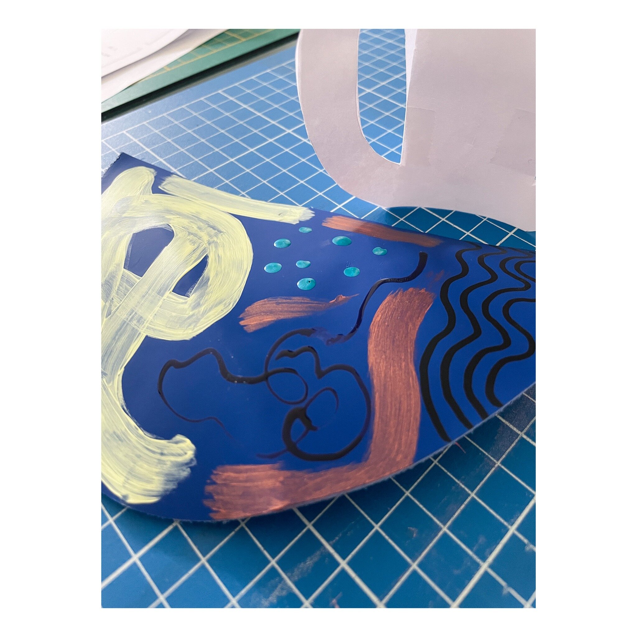 Construction de mes vases prototypes en papier et tests de diff&eacute;rentes techniques de peintures et encres sur cuir bleu. 
Bonne semaine &agrave; tous ✨

#vases #objetsingulier #cuir #leather #design #designhome #objetsencuir #decointerieur #art
