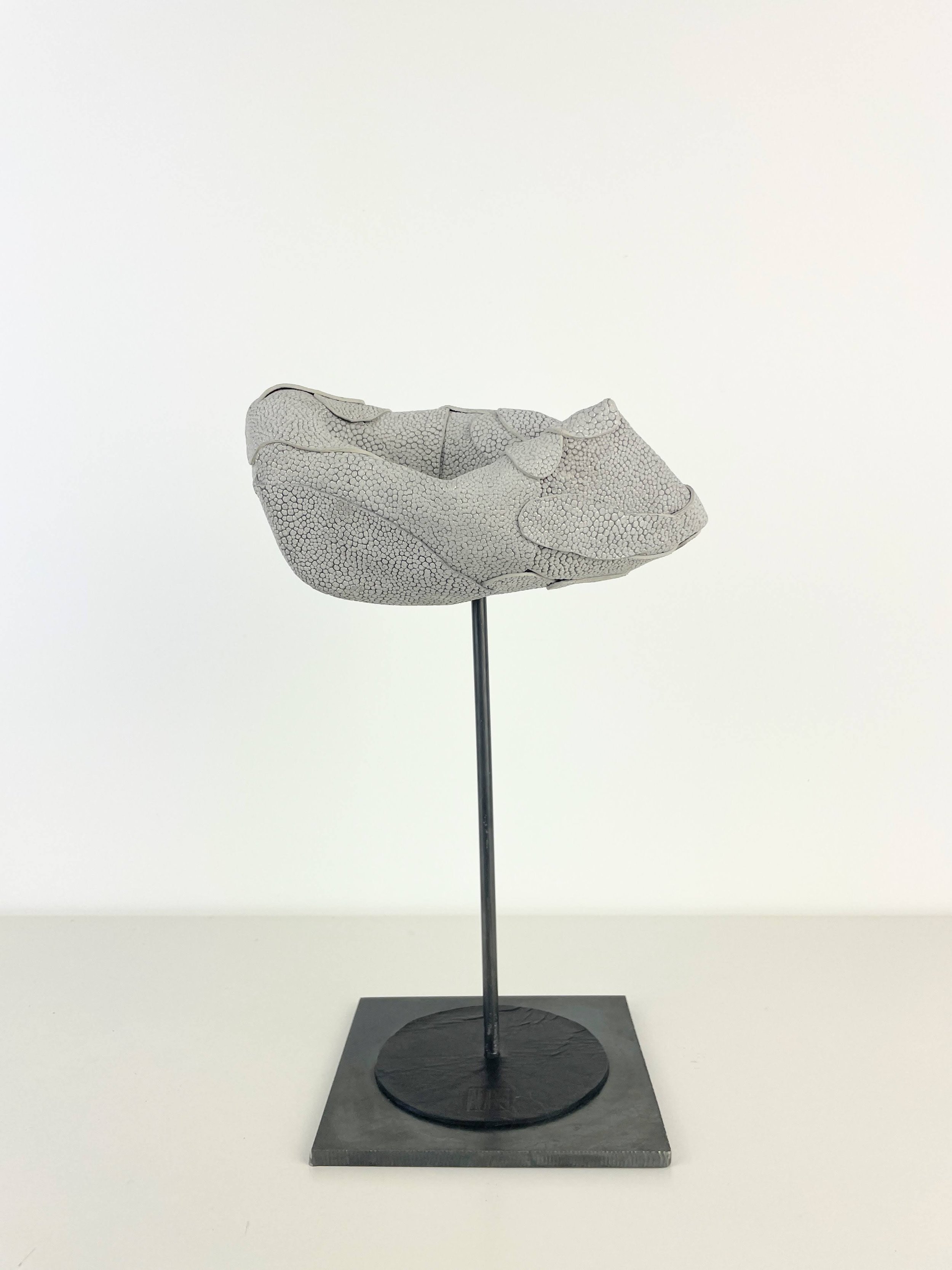 Sujet 3 * Petit nuage de cuir de veau imprimé galuchat gris perle et gris foncé *
Tranches des pièces de cuir travaillées à chaud *
Teinture Blanche *
Piédestal en métal *
Pièce de cuir apposée dessus - cuir noir *
Hauteur totale de la pièce : 27 *
L