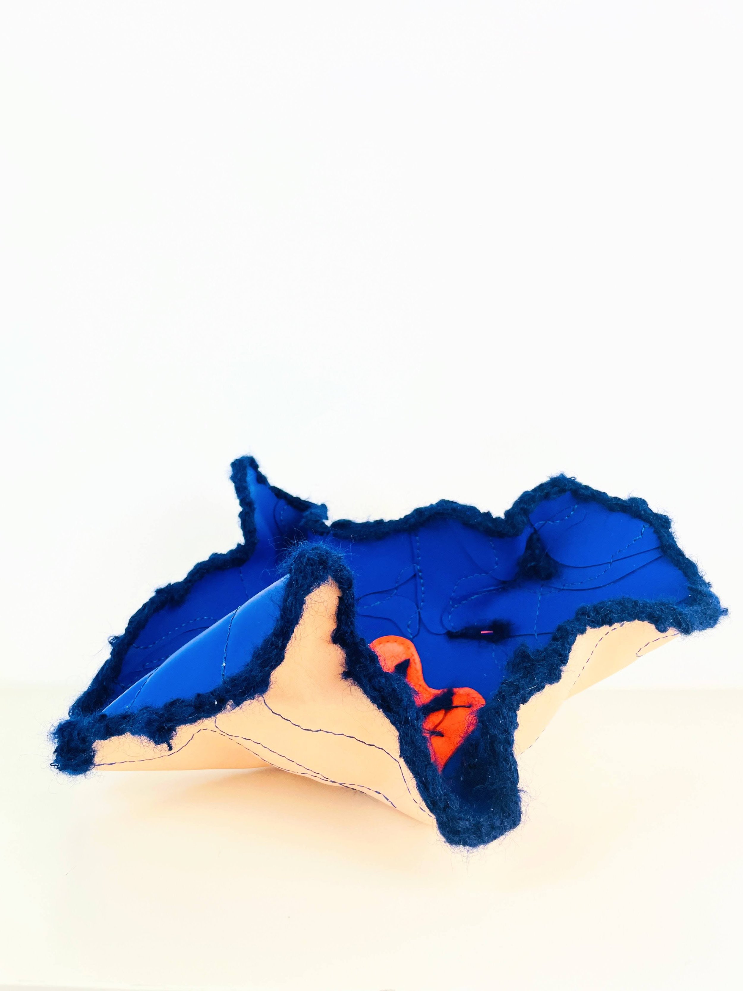 Vénus 1 * Cuir extérieur : vachette tannage végétal naturel * Cuirs intérieur: vachettes bleu klein mat et orange * Entièrement cousue main au point sellier * Fils de lin bleu et orange * Laine Mohair bleu * Perles orange et bleu * H 21 * Longueur: 3