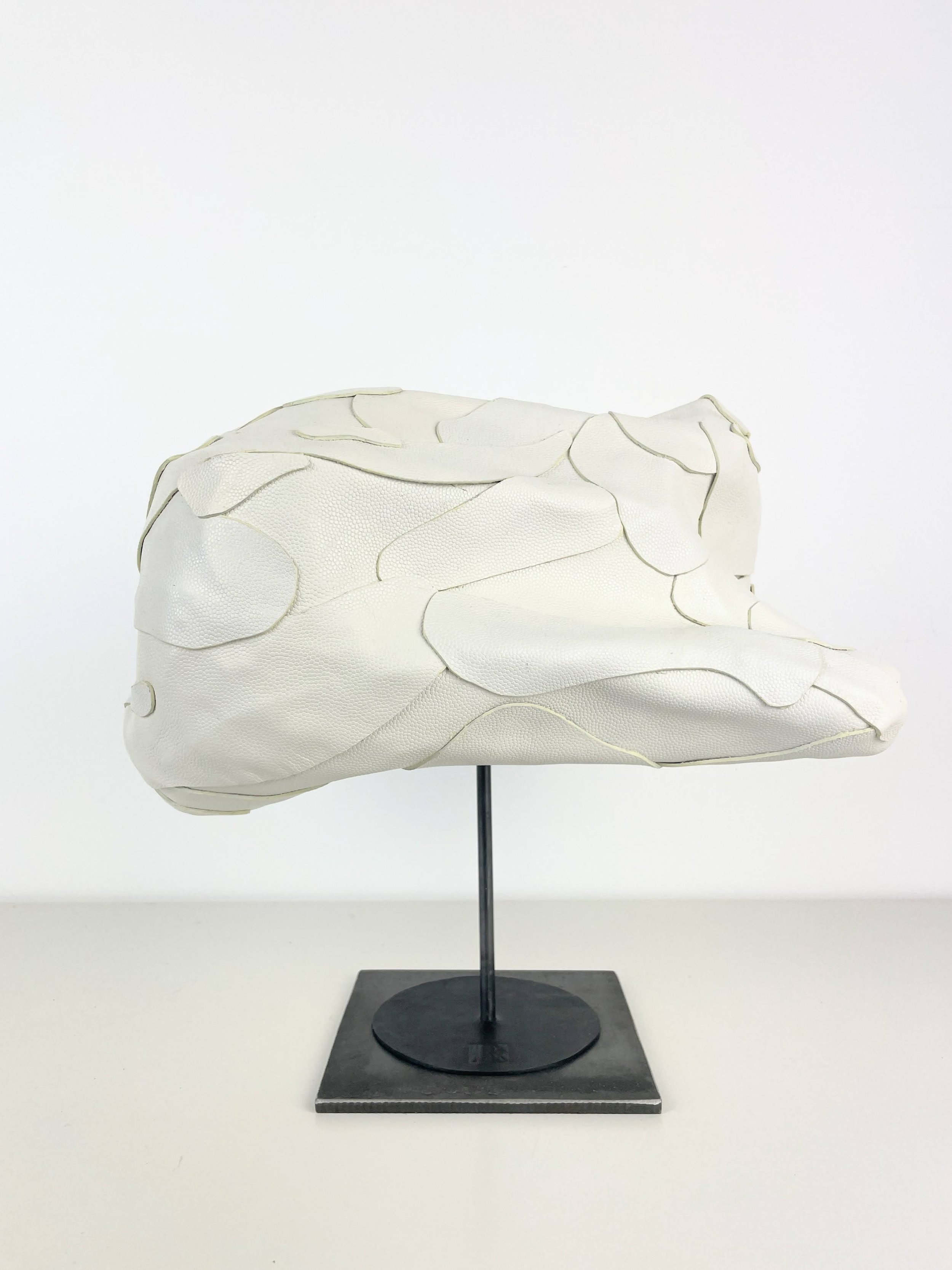 Sujet 1 * Cuir de veau grainé blanc *Tranches des pièces de cuir travaillées à chaud * Teinture Blanche * Piédestal en métal * Pièce de cuir apposée dessus - cuir noir *
Hauteur totale de la pièce : 27 *
Largeur totale de la pièce : 30 *
Profondeur