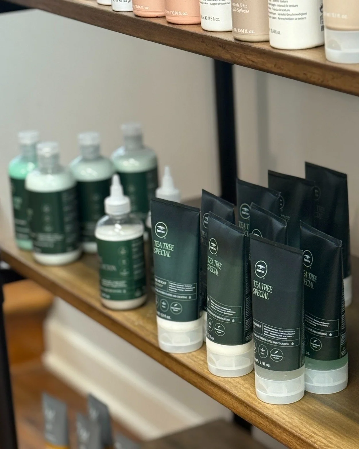 Tea tree oil is like a tiny forest guardian for your scalp &mdash;fresh, clarifying, and quietly powerful. Here&rsquo;s why it&rsquo;s a favorite in hair care:

🌿 Benefits of Tea Tree for Hair &amp; Scalp

✨ Keeps your scalp clean + balanced
Tea tre