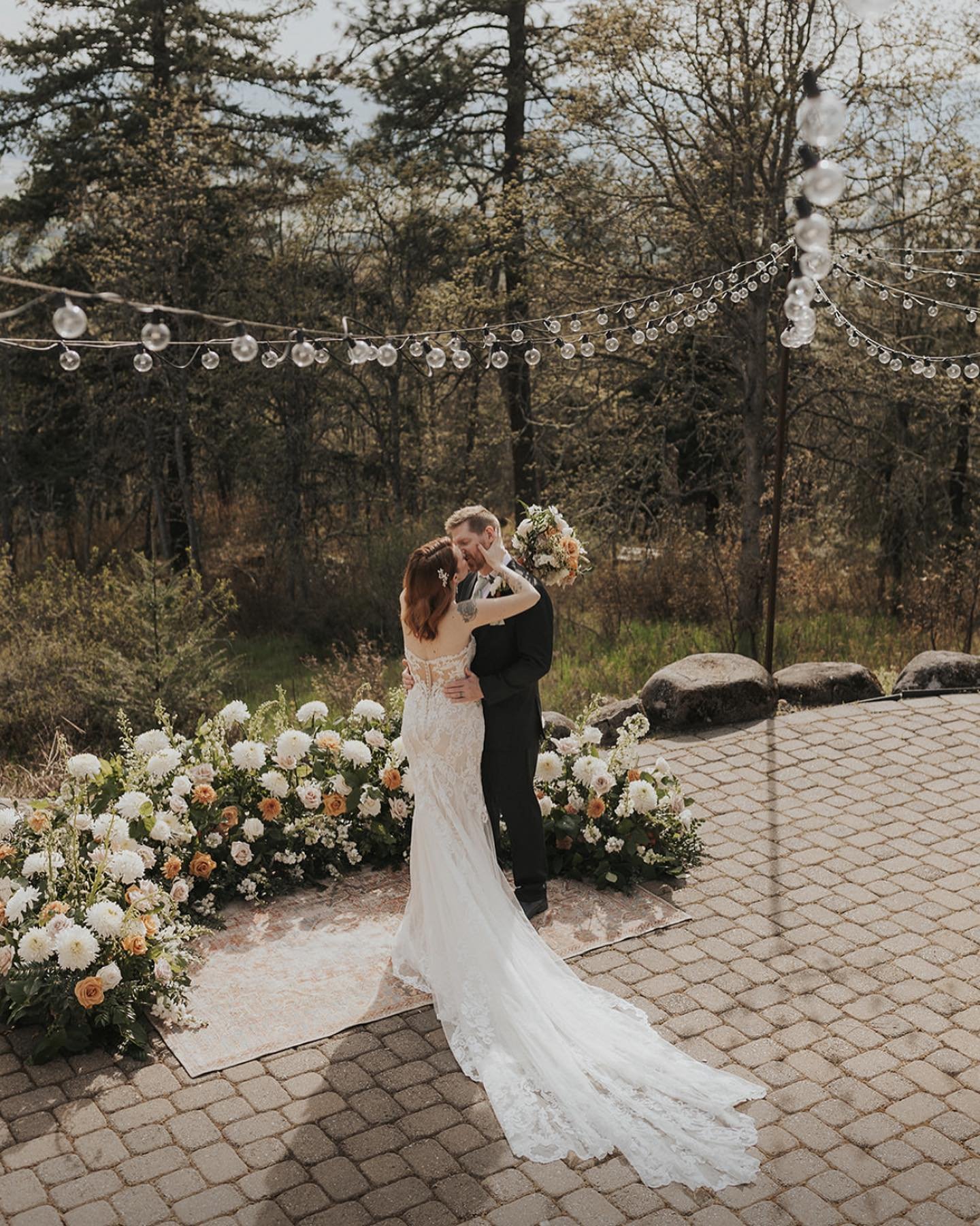 Can&rsquo;t get over these florals! 😍 @mountainviewfloraldesign stole the show with this floral ground arch ❤️ Can't wait to see more incredible things happen at the Crag Rat Hut this year!

Venue- @THECRAGRATHUT
Photography- @CHRISTINAWHITTLESEYPHO