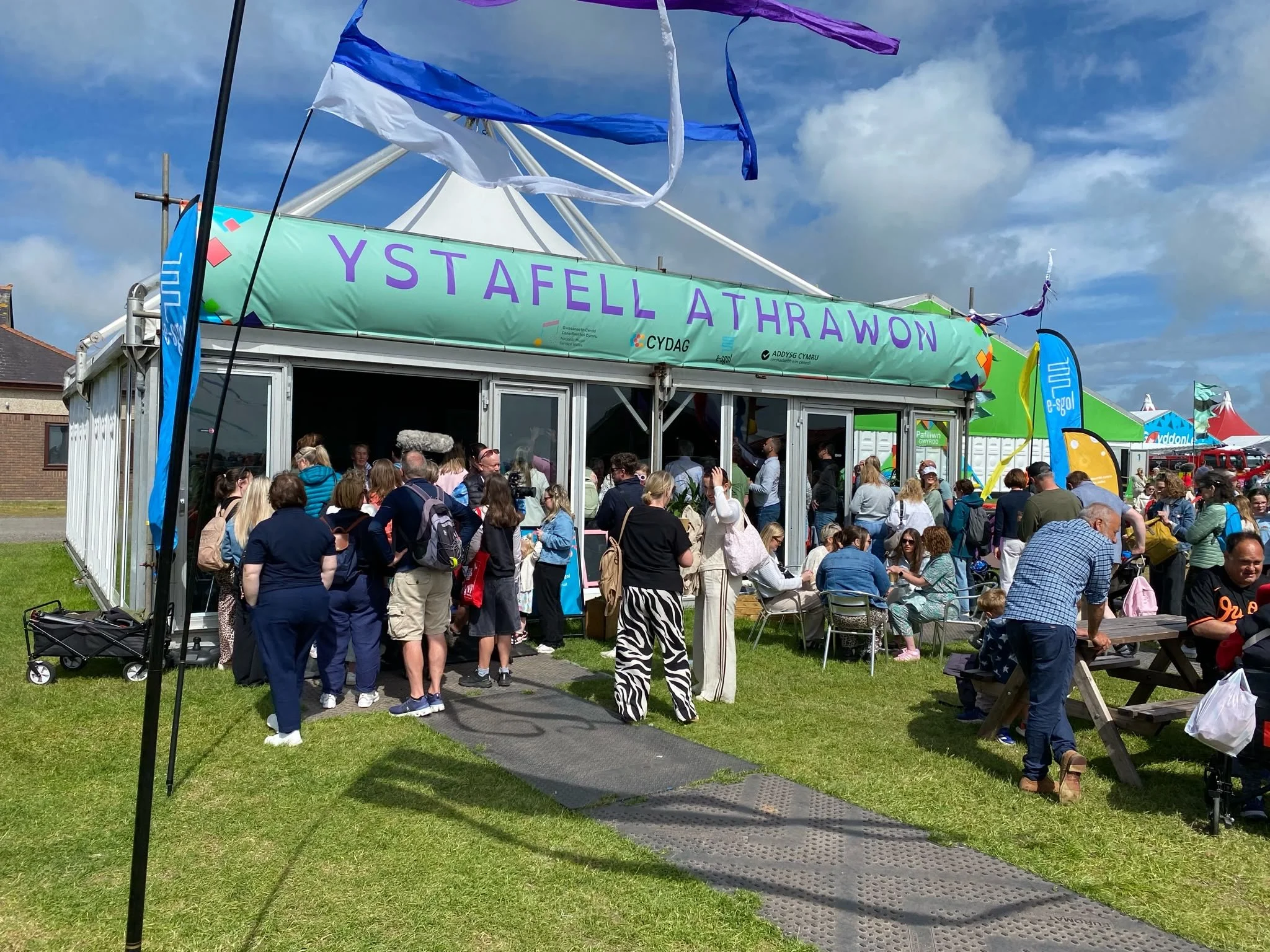 Llwyddiant ysgubol i lansiad ‘Ystafell Athrawon’ yn Eisteddfod yr Urdd Ynys Môn 2026
