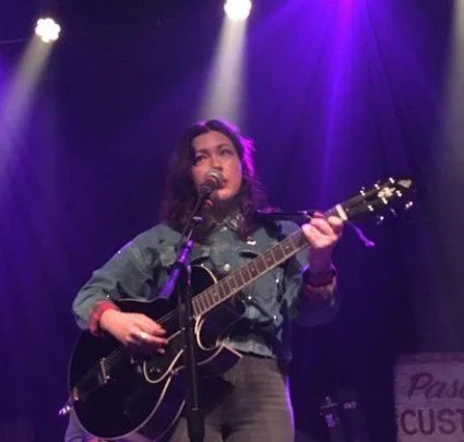 woman wearing black shirt