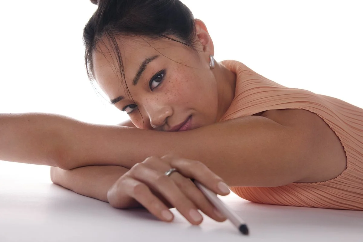 ILIA_2026_THRU-LINE-EYELINER_CAMPAIGN_SMUDGE_SOFTEN_CHLOE_0289.JPG