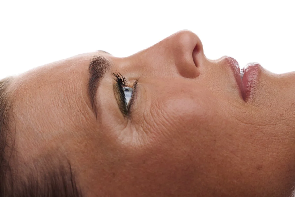 ILIA_2026_THRU-LINE-EYELINER_CAMPAIGN_SMUDGE_SOFTEN_SIERRA_0250.JPG