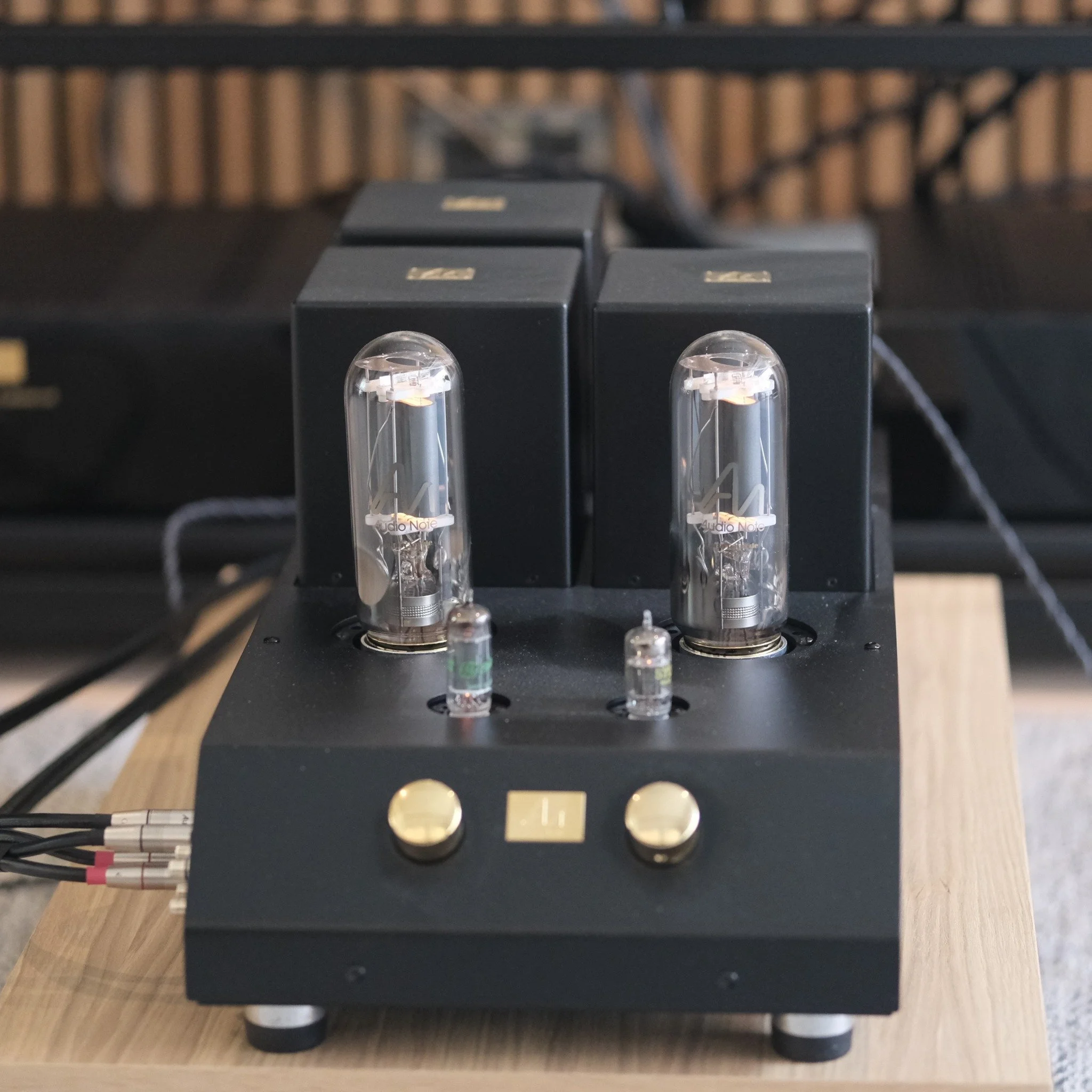 The Audio Note Jinro, following a recent client demo. Once integrated into a system, it gently shifts attention away from technical dissection toward a purely musical experience. Shown here with the Tonapparate Model 55 Fieldcoil speaker.

Beschikbaa