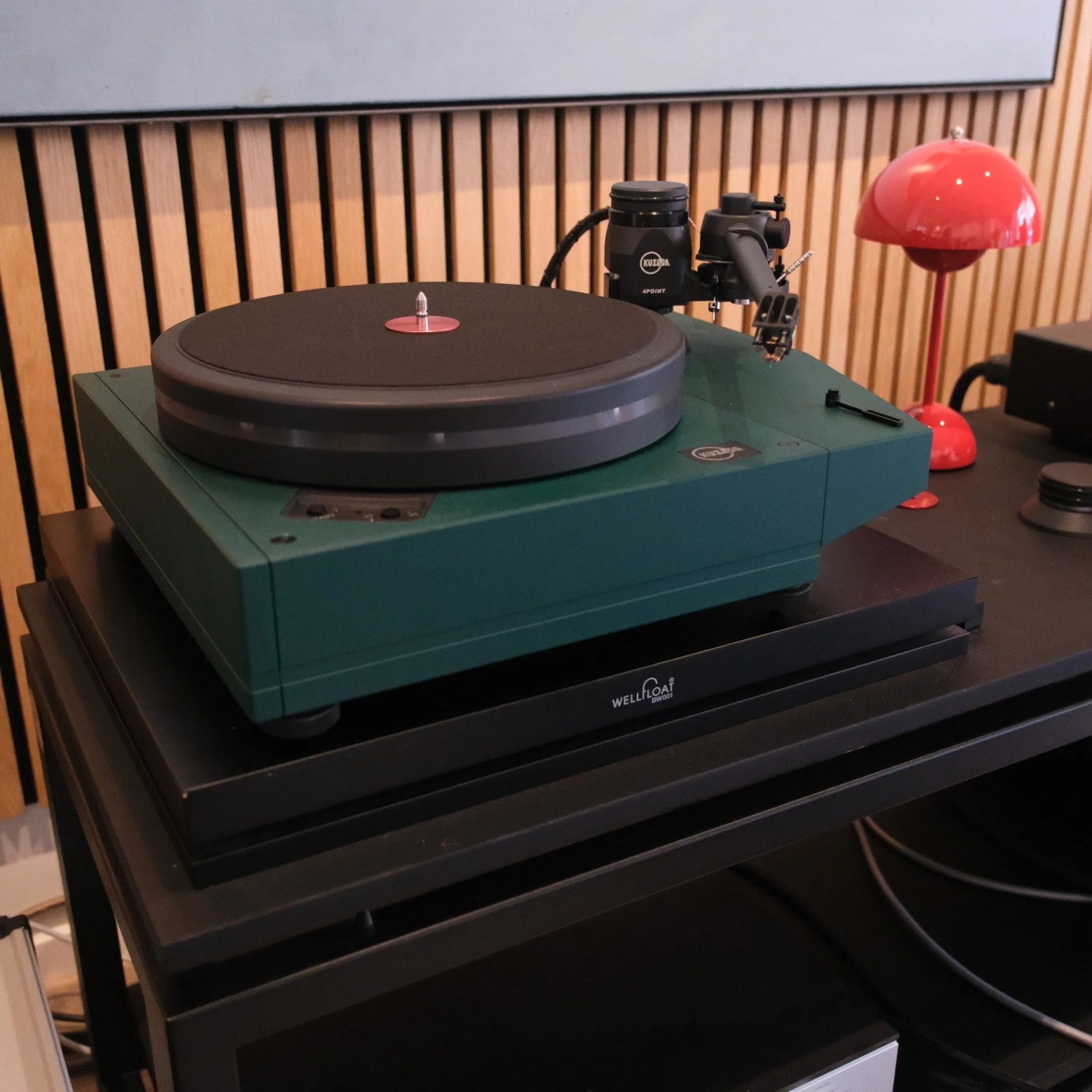 Our customized Kuzma Stabi R has arrived! 

The pictures hardly do justice to the stunning paintwork from the Kuzma team, finished here in &ldquo;Shindo green&rdquo; :-). 

-&gt; We&rsquo;ve paired it with the renowned 4Point tonearm and fitted a Dyn