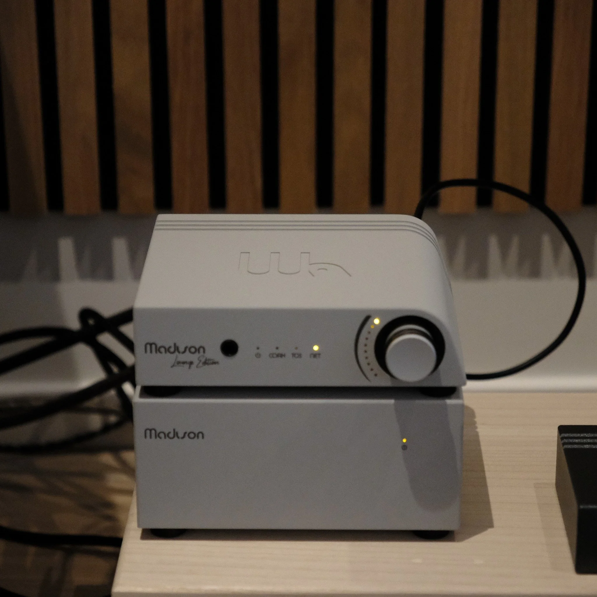 Premi&egrave;re!  De nieuwe Wattson Power S voeding voor de Wattson Madison LE is er:

-&gt; Een compromisloos ontwerp met CH-Precision DNA
-&gt; Tilt de Madison LE streamer naar een nog hoger niveau
-&gt; Meer rust, autoriteit en een genuanceerder k