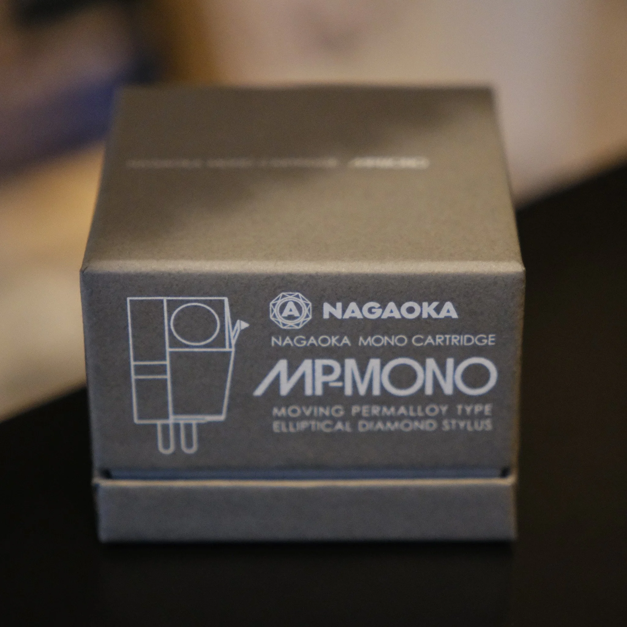 Nagaoka MP-Mono !

The Nagaoka MP-Mono cartridge tracks extremely well, is dead quiet, and plays with great dynamism.

&ndash; The standard version features a 0.7 mil stylus tip (elliptical)
&ndash; An optional 1.0 mil stylus tip is available for old
