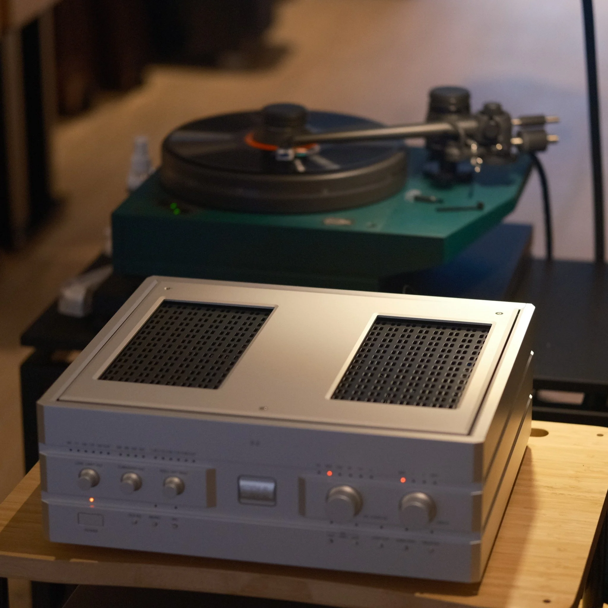 The new Soulnote E-2 Ver.2 phonostage on the test bench with our Kuzma Stabi R / 4Point tonearm combo. A true &ldquo;Swiss Army Knife&rdquo; among phonostages, allowing playback of MC, MM, and optical cartridges. Pre-RIAA equalization for 78 RPM mono
