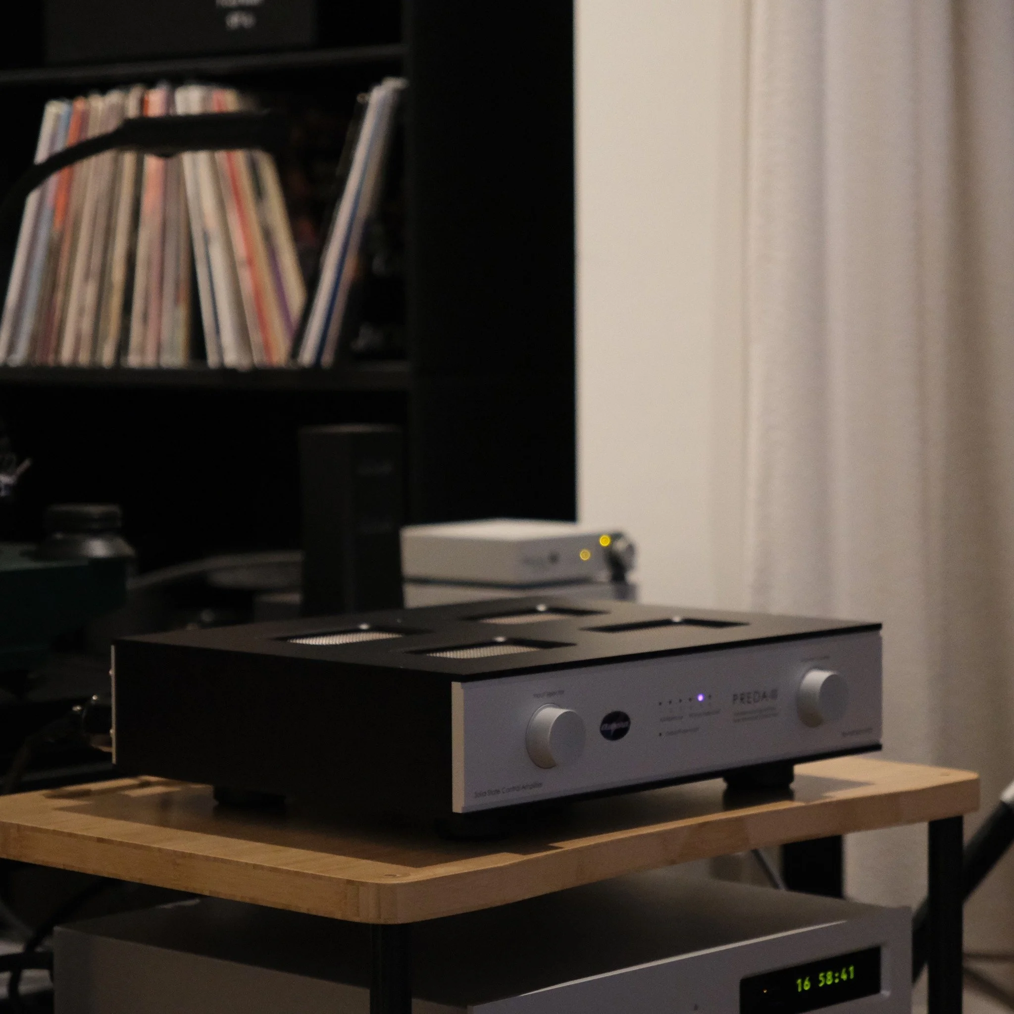 Aurorasound PREDAIII voorversterker.  Minimalistisch qua uitzicht, doch meesterlijk muzikaal.  Wij zijn er volledig aan verknocht :-).

- Een dubbel-mono design, compleet gebalanceerd in opbouw
- Voorzichtig geselecteerde "New Old Stock" To