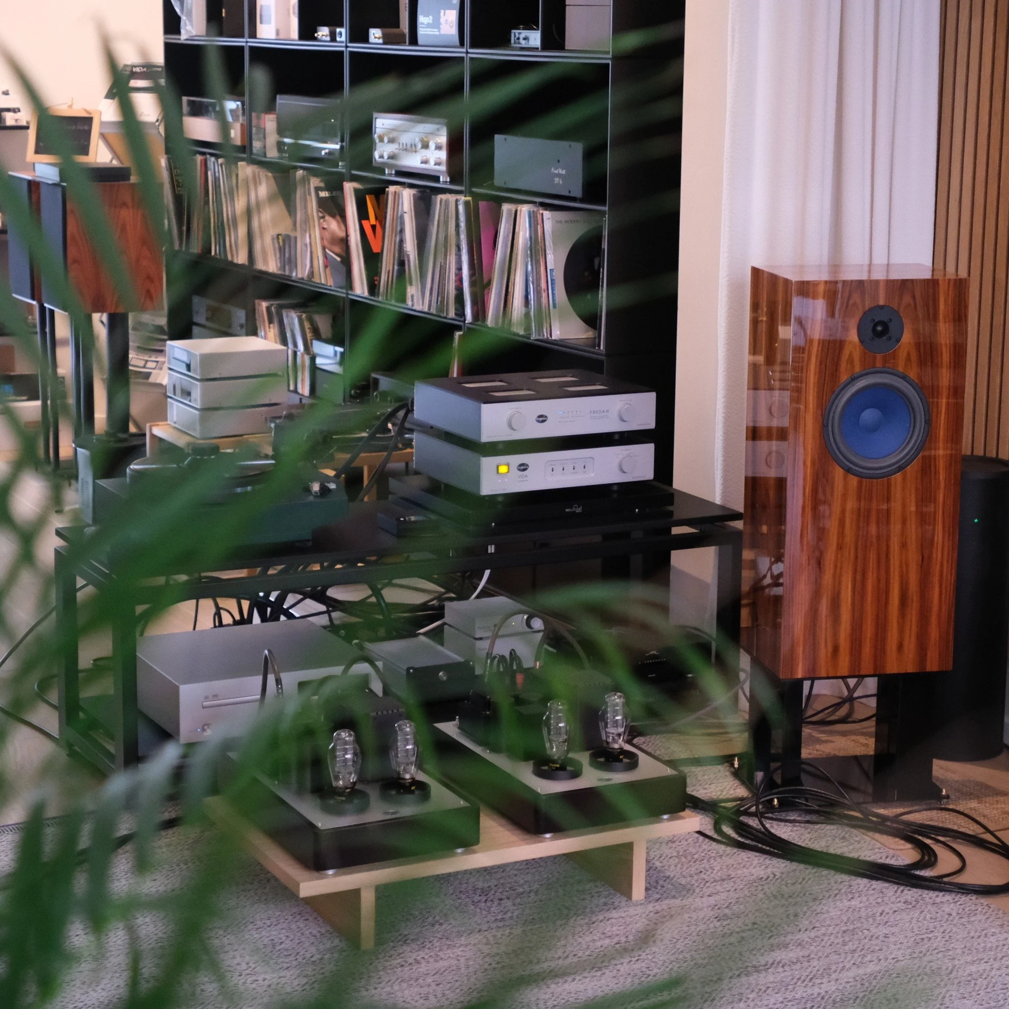 We listened to the top set from Aurorasound three months ago and were taken by the sheer beauty and honesty of this system. Therefore, we instantly decided to put it in our demo room. There is only music. No need for analysis.

&ndash; Aurorasound Pr