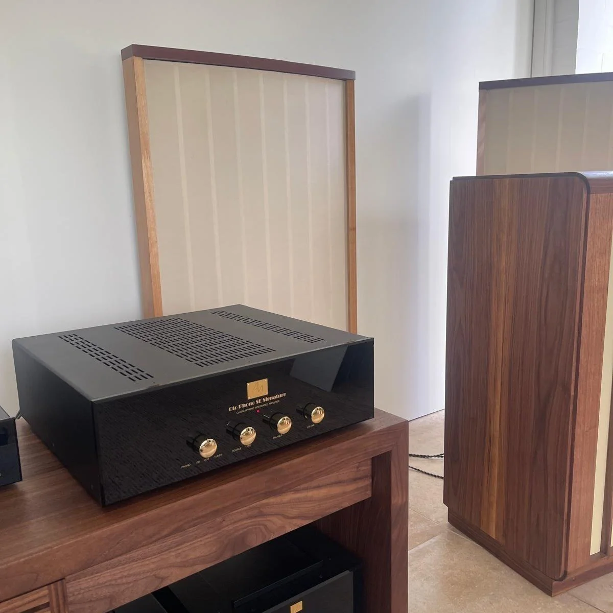 🇳🇱De Audio Note OTO SE 35th Anniversary is gearriveerd! We zijn deze prachtige versterker momenteel aan het inspelen met onze Tonapparate Model 55 fieldcoil speakers. Een zeer goede match!

* De OTO is een design dat gebruik maakt van EL84-buizen, 