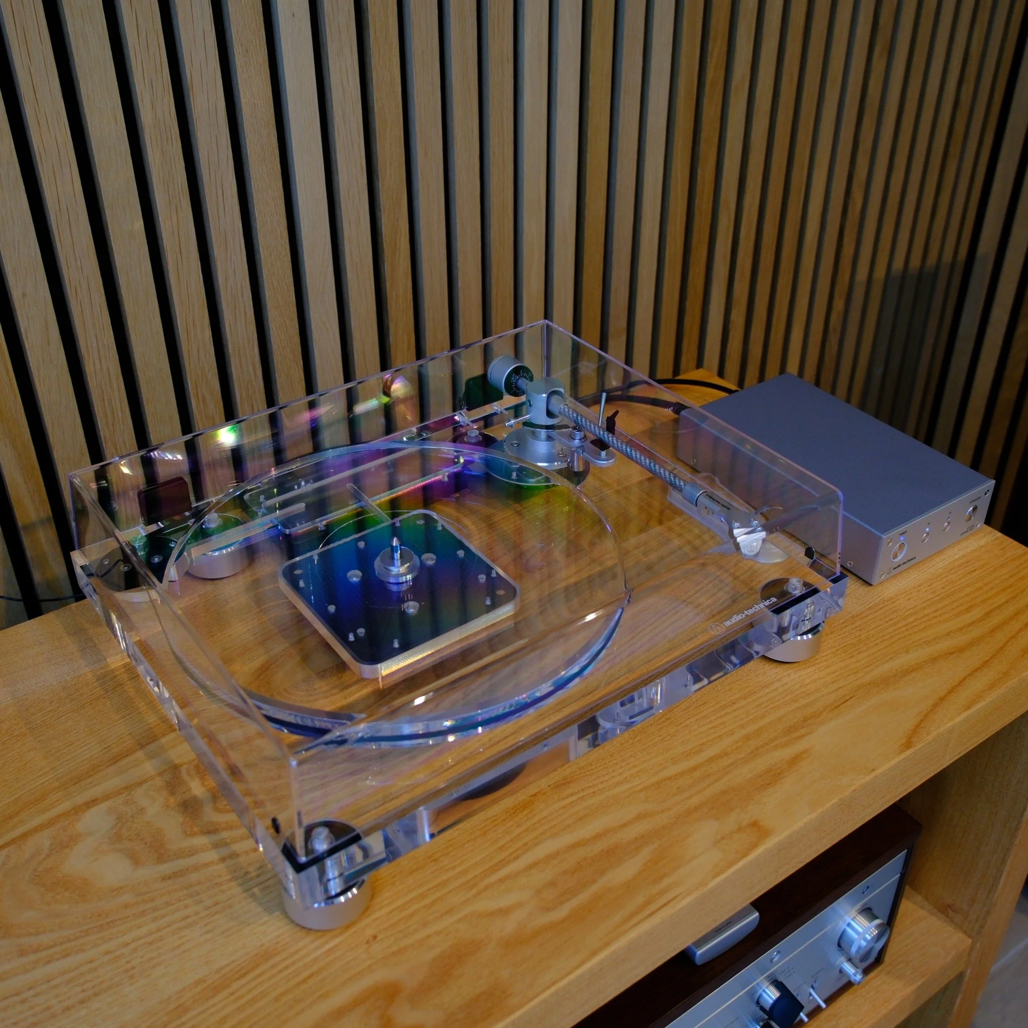 Catching the eye and the ear!
The Audio-Technica AT-LPA2 is a turntable with personality.  Its striking transparent design mirrors its sound: pure and precise.

-> Conceived and developed in Japan
-> Comes standard with the excellent Audio-Tech