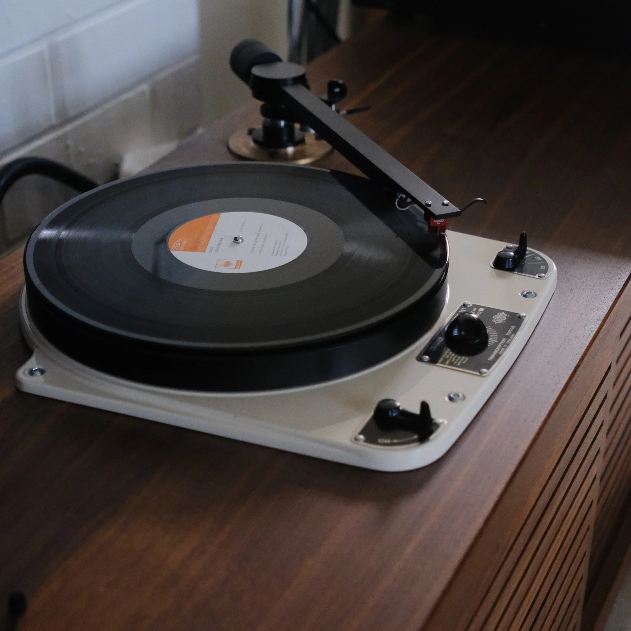 🇳🇱Sommige draaitafels zijn meer dan apparatuur. De Garrard 301 en 401 behoren tot de iconen uit de geschiedenis van analoge weergave. Ooit gebouwd voor studio- en broadcastgebruik, vandaag zorgvuldig gereviseerd en gecombineerd met handgemaakte pli