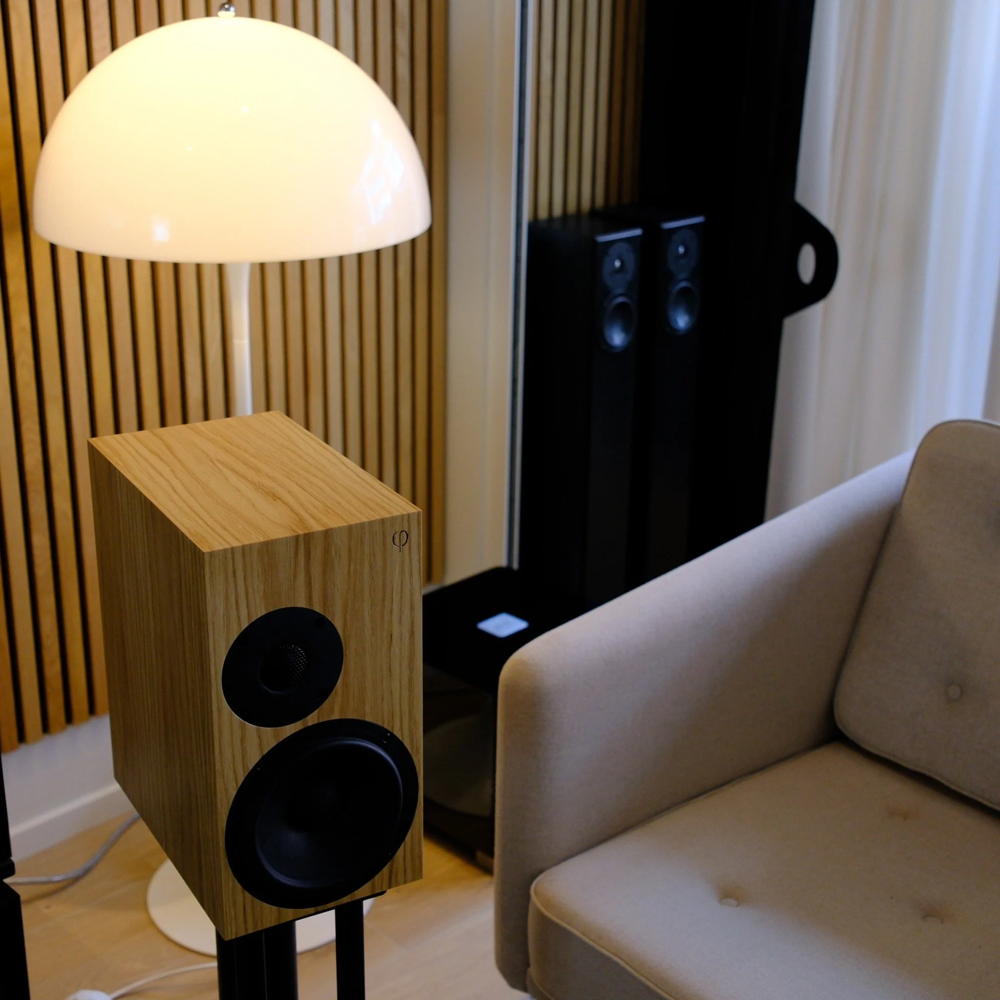 The Lounge 2 bookshelf speaker from Oephi Acoustics captivates with both its inner refinement and outer beauty. Although it is the entry-level model in the Oephi range, its performance is anything but; it delivers a truly remarkable listening experie