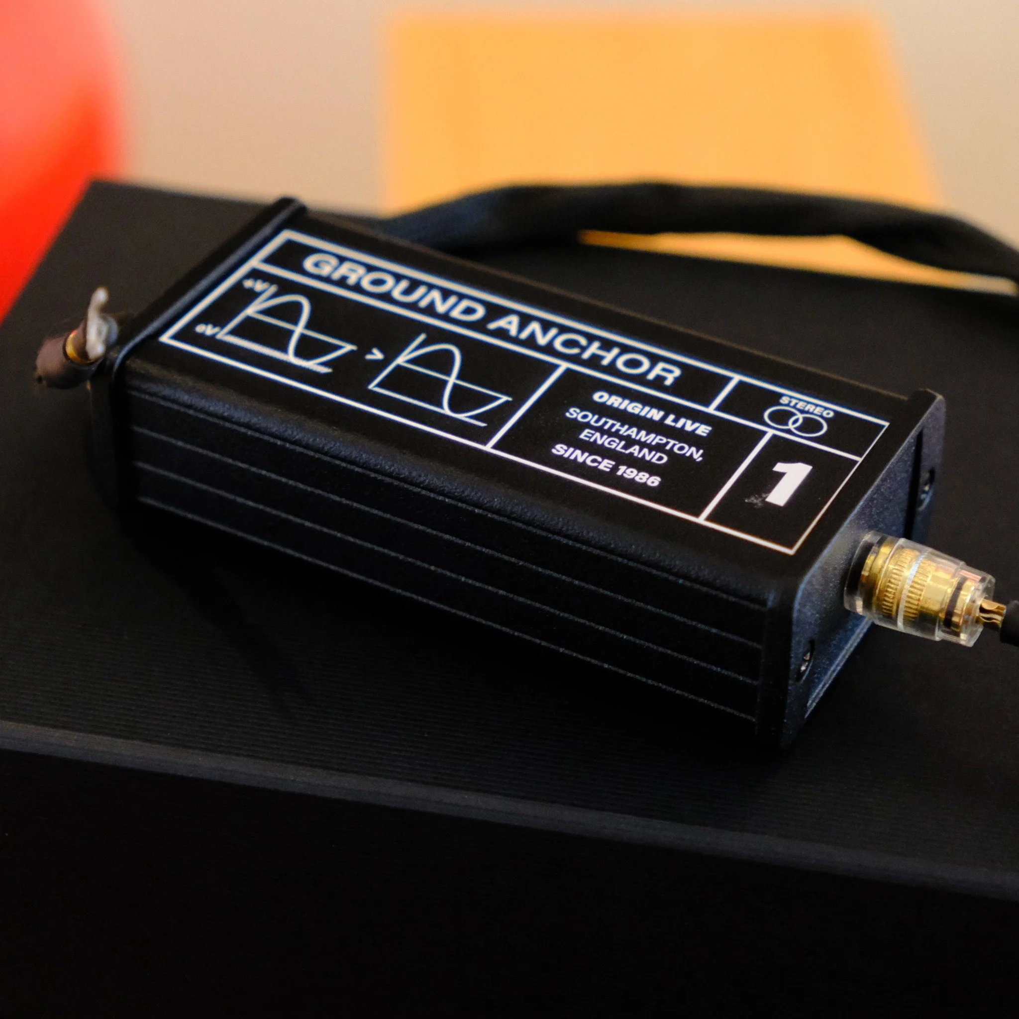 🇳🇱We probeerden de Origin Live Ground Anchor in ons systeem en waren werkelijk verbaasd over het effect. Alsof er een sluier werd opgelicht!

&bull; Speciale aardingsinterface tussen toonarm en phono-trap
&bull; Vermindert RF-, net- en systeemruis 