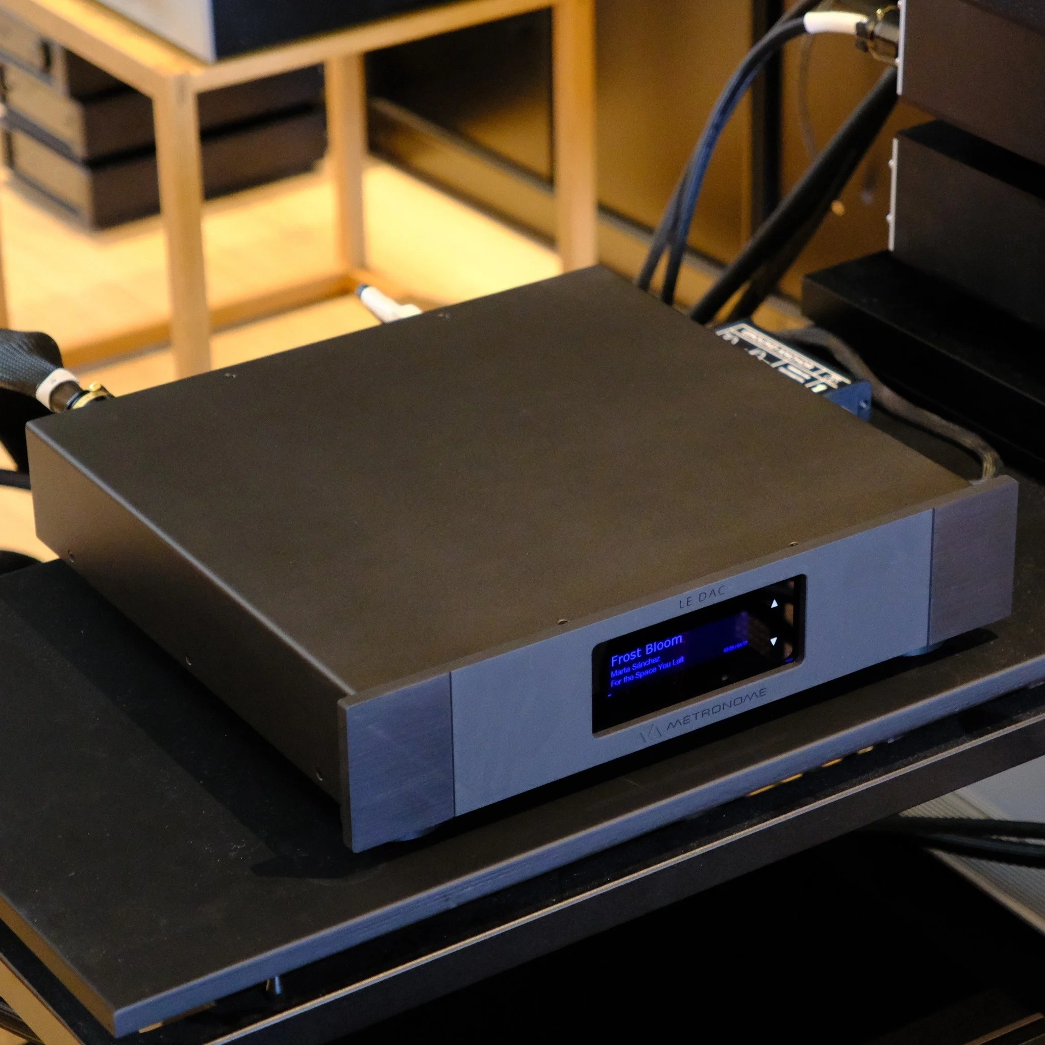 🇳🇱De fonkelnieuwe M&eacute;tronome Le DAC 3 is gearriveerd bij Walden! 

De Le DAC 3 vormt een evolutie van de Le DAC 2, die wereldwijd werd geprezen om zijn vloeiende, quasi analoge weergave. De Le DAC 3 deelt onmiskenbaar de M&eacute;tronome soun