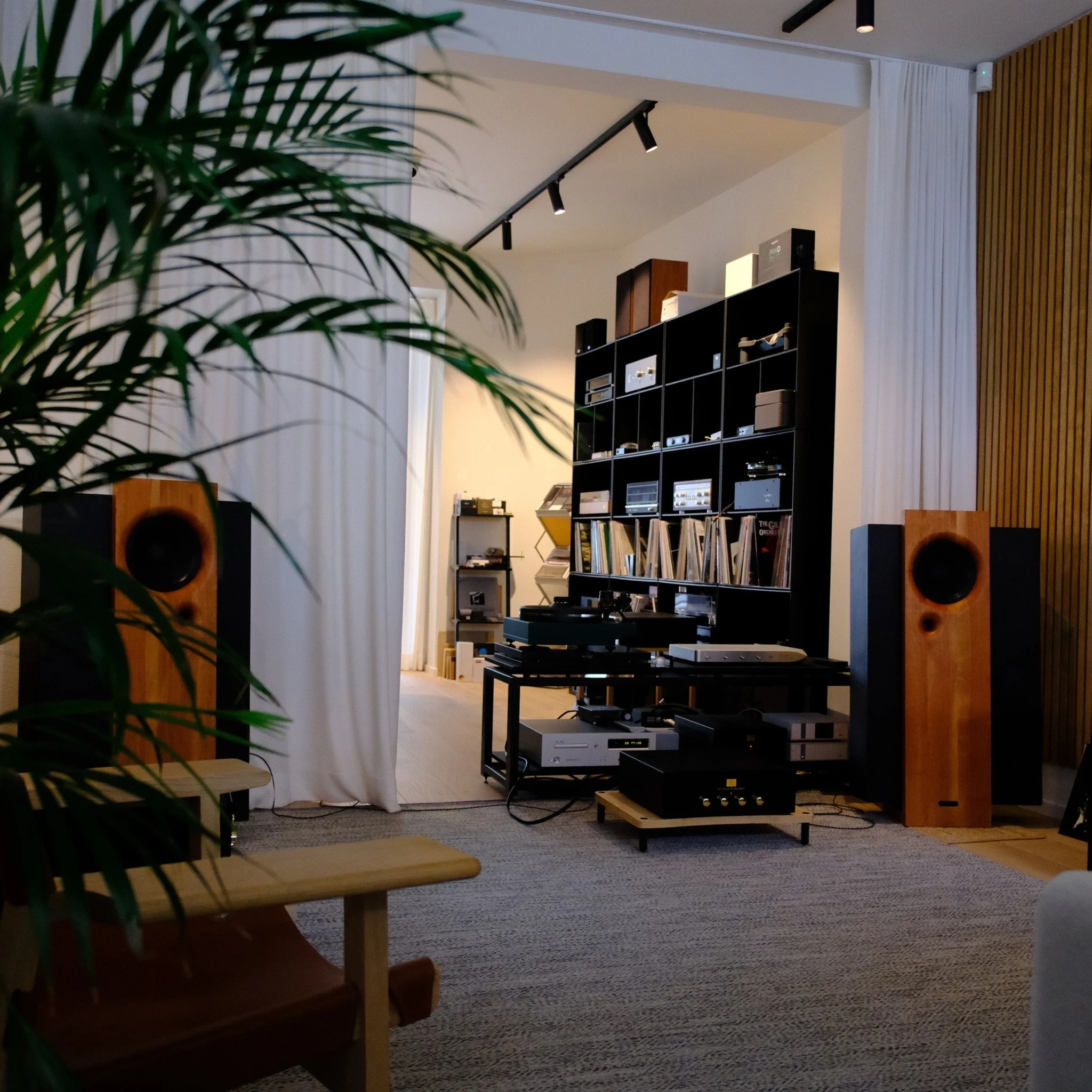 🇳🇱De Tonapparate Yonna is vanaf heden te beluisteren bij Walden High-End Audio.

Een luidspreker wars van de mainstream, die - zoals alle creaties van Tonapparate - volledig verdwijnt in de muzikale beleving.  De Yonna bij Walden is bovendien een e