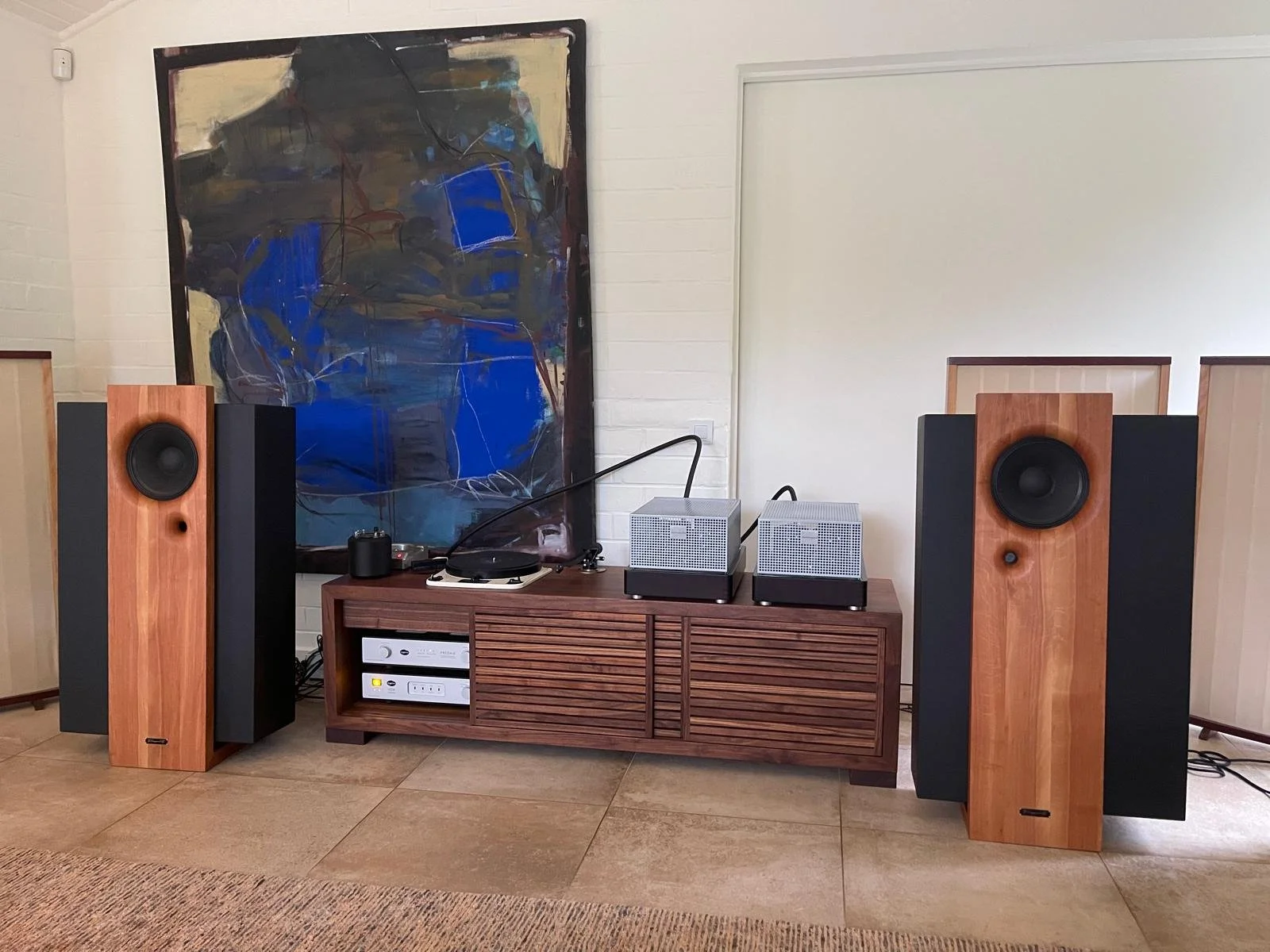 The Tonapparate Yonna offers a truly exceptional experience with the Aurorasound PREDA-III and PADA300B.

Difficult to describe, yet immediately captivating: an incredibly fast, homogeneous and deeply emotional presentation. Everything flows with rem