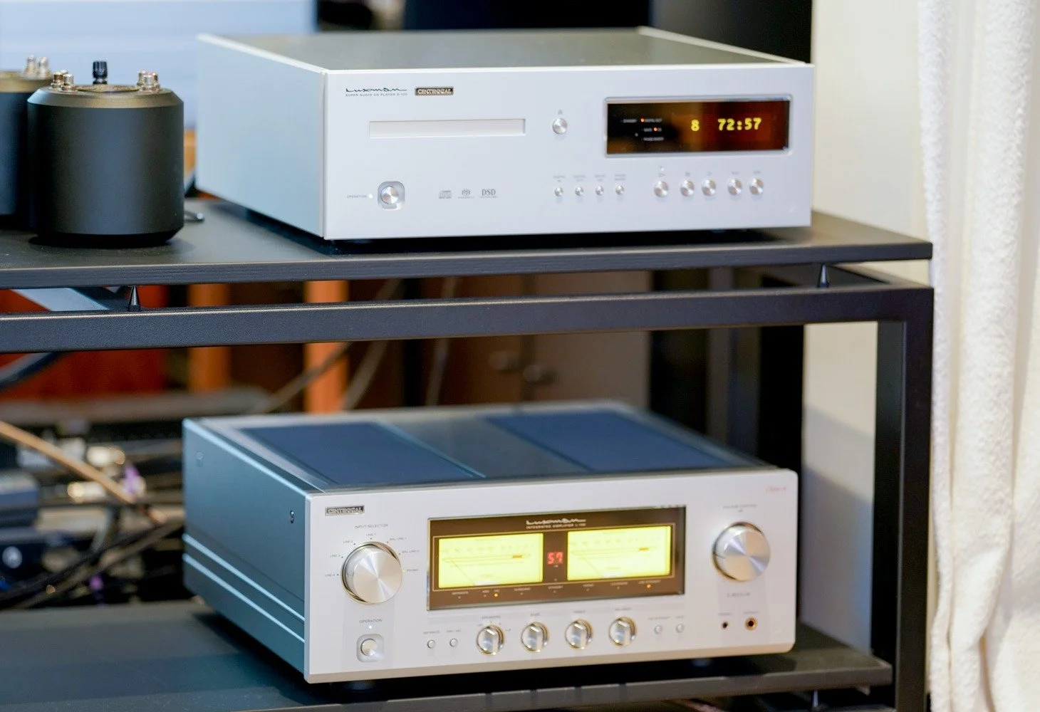LUXMAN uit het Japanse Yokohama is een bijzonder audiomerk. Toestellen die ontwikkeld zijn vanuit meer dan 100 jaar technologisch inzicht. Maniakaal in ontwerp en uitvoering, tot in het kleinste detail.

We hebben de D-100 Centennial SACD-speler/DAC 