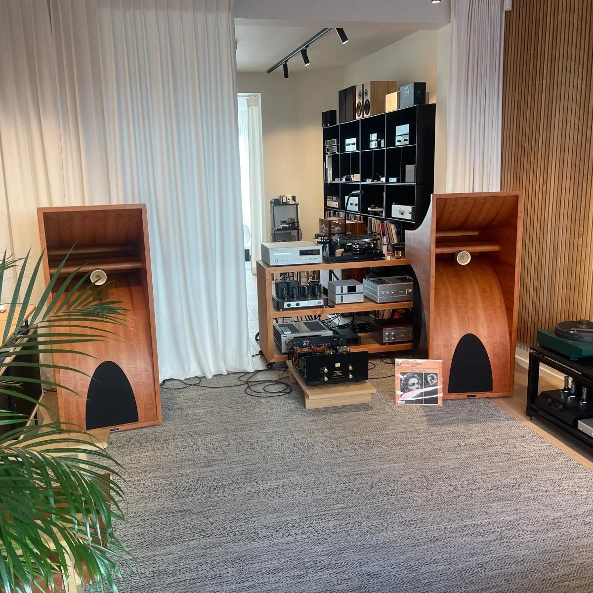 Come and experience the Tonapparate Maiesta at this weekend&rsquo;s THESS show!

A speaker that transcends any discussion about measurements and the usual hi-fi parameters. 

Featuring, inter alia, an evolution of the iconic Western Electric 555 comp