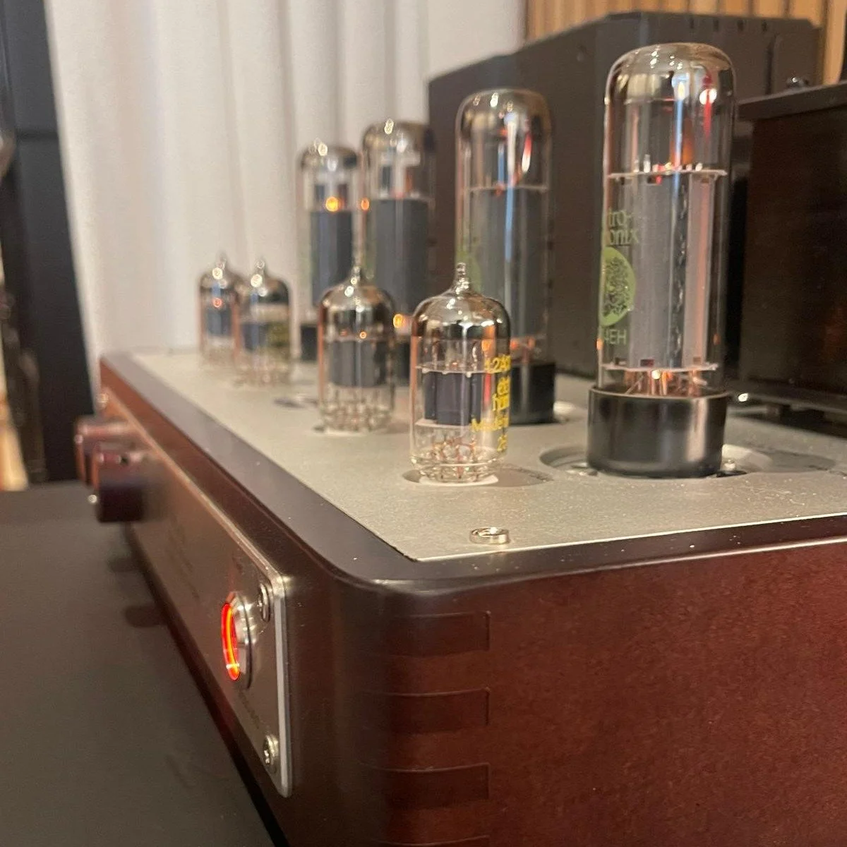 Pure po&euml;zie. ✨

Dat komt elke keer weer in ons op wanneer we luisteren naar deze bijzondere Aurorasound HFSA-02.  Meesterlijk gevoiced. 

De la pure po&eacute;sie. ✨

C&rsquo;est ce qui nous vient &agrave; l&rsquo;esprit &agrave; chaque &eacute;