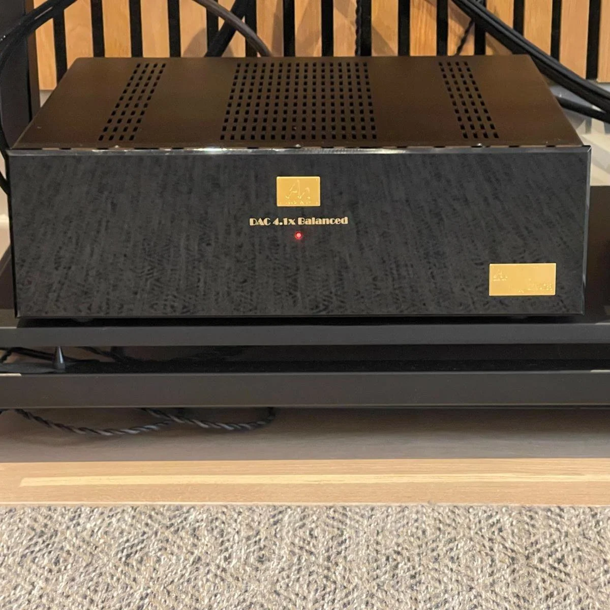 🇳🇱Onze Audio Note DAC 4.1x Balanced kreeg een IZVOR-treatment: een bijzondere upgrade die teruggaat naar de essentie van digitaal-naar-analoogconversie, met een discrete R2R-ladderarchitectuur. 

Eerste bevindingen:

-> Sublieme tonaliteit

-&gt