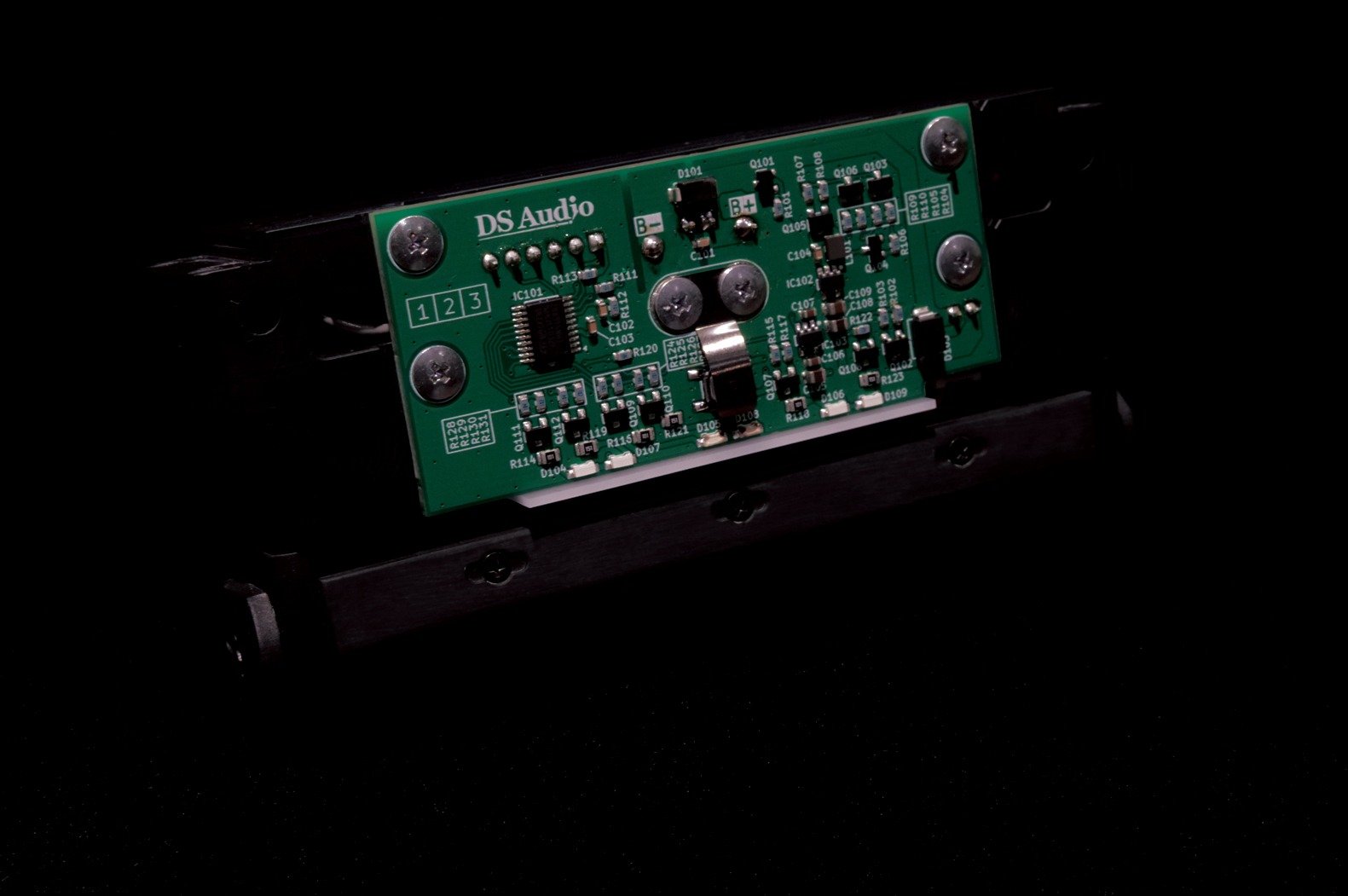DS Audio SC-001 Sonic Cleaning Brush at Walden High-End Audio. High-End Audio Brussels, Turntable Accessories Brussels, Turntables Brussels, DS Audio Brussels, Hi-Fi Brussels